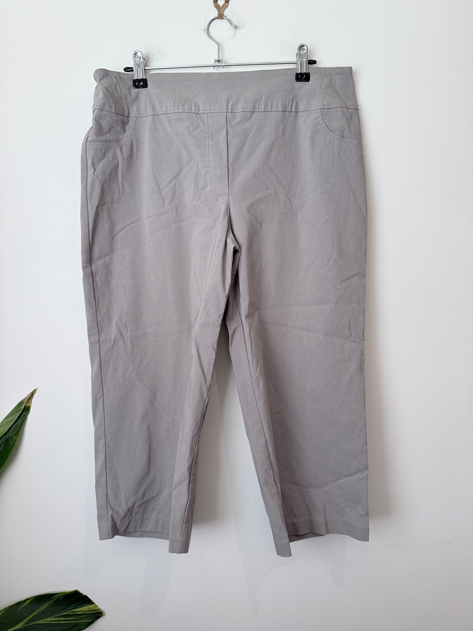 Newport (NZ Made) Capri Pants Size 14