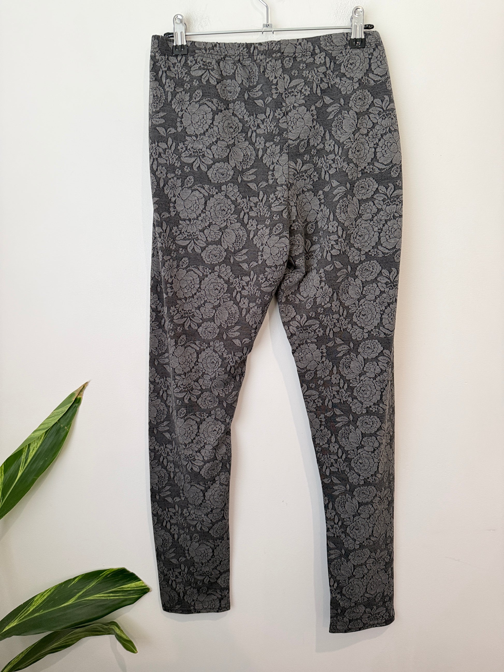 Zest Weekend! Charcoal Grey Skinny-fit Pants Size M