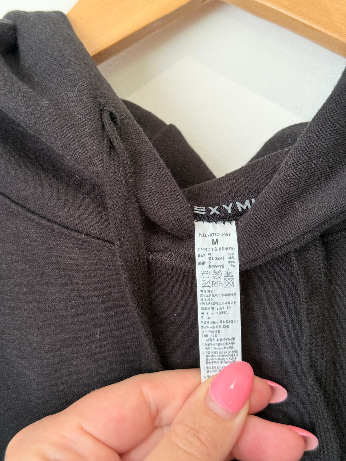 Primary Fabric Composition: Pullover Hoodie Size M