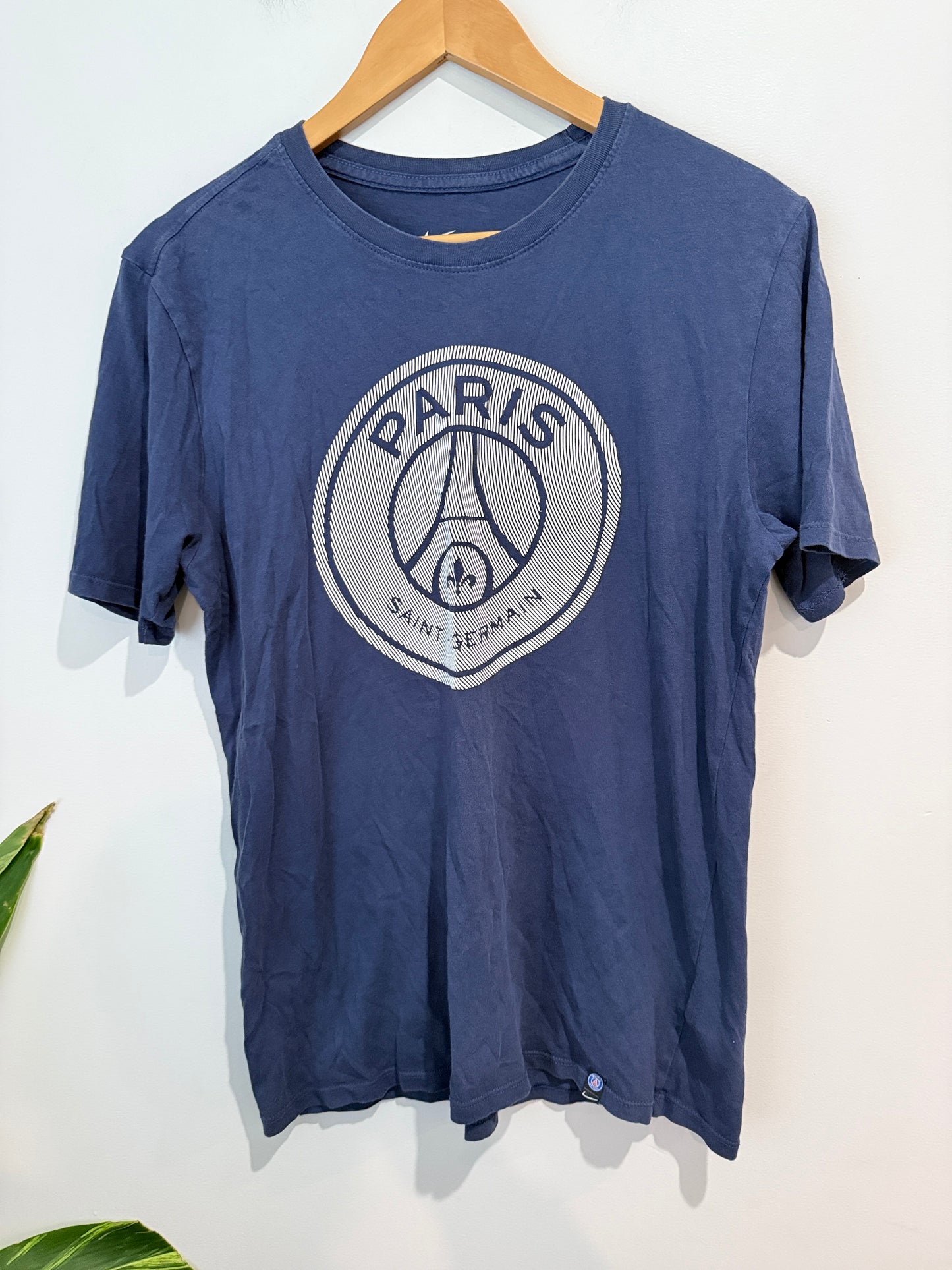 The Nike Tee Graphic T-shirt Size M