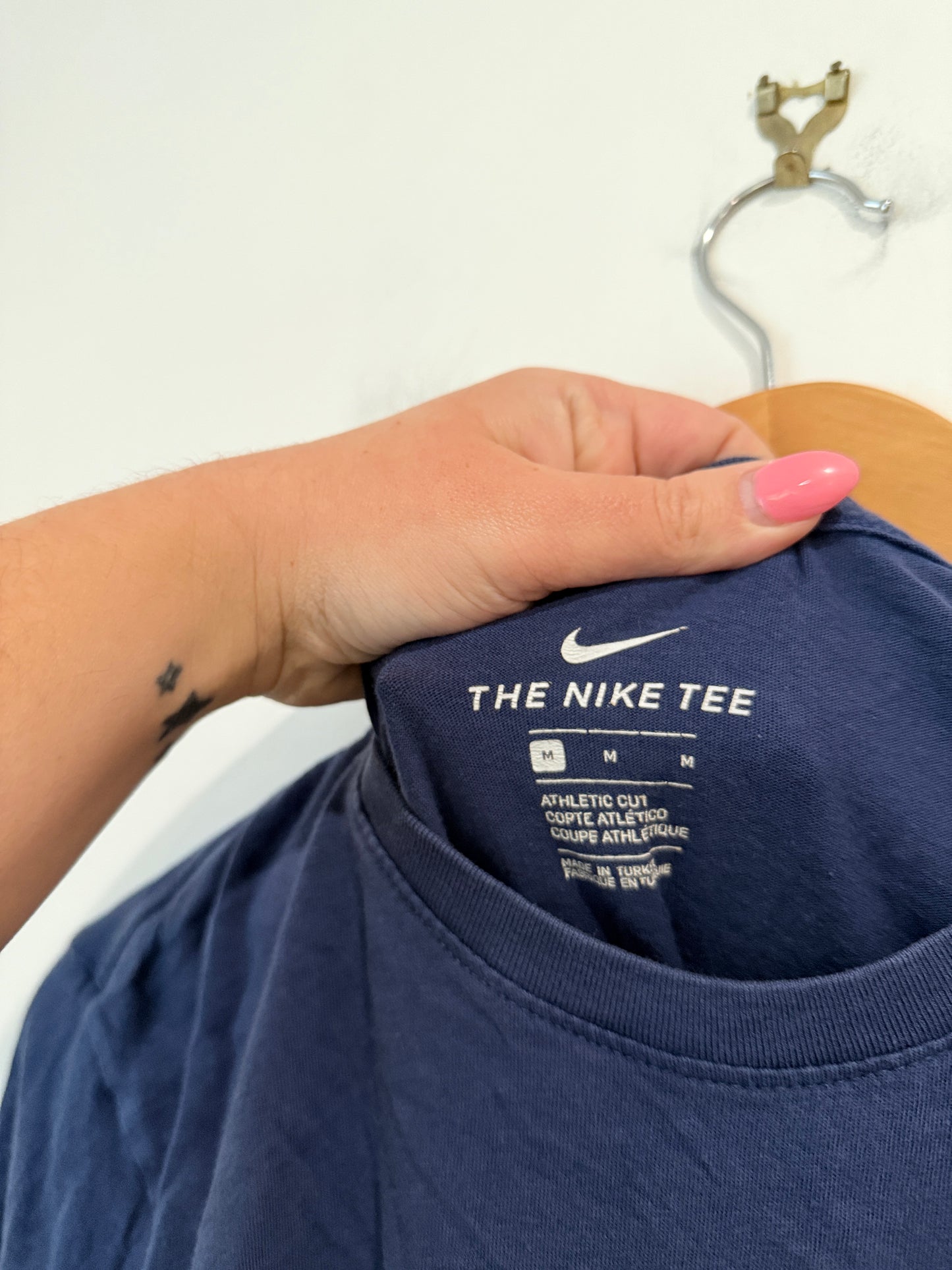 The Nike Tee Graphic T-shirt Size M