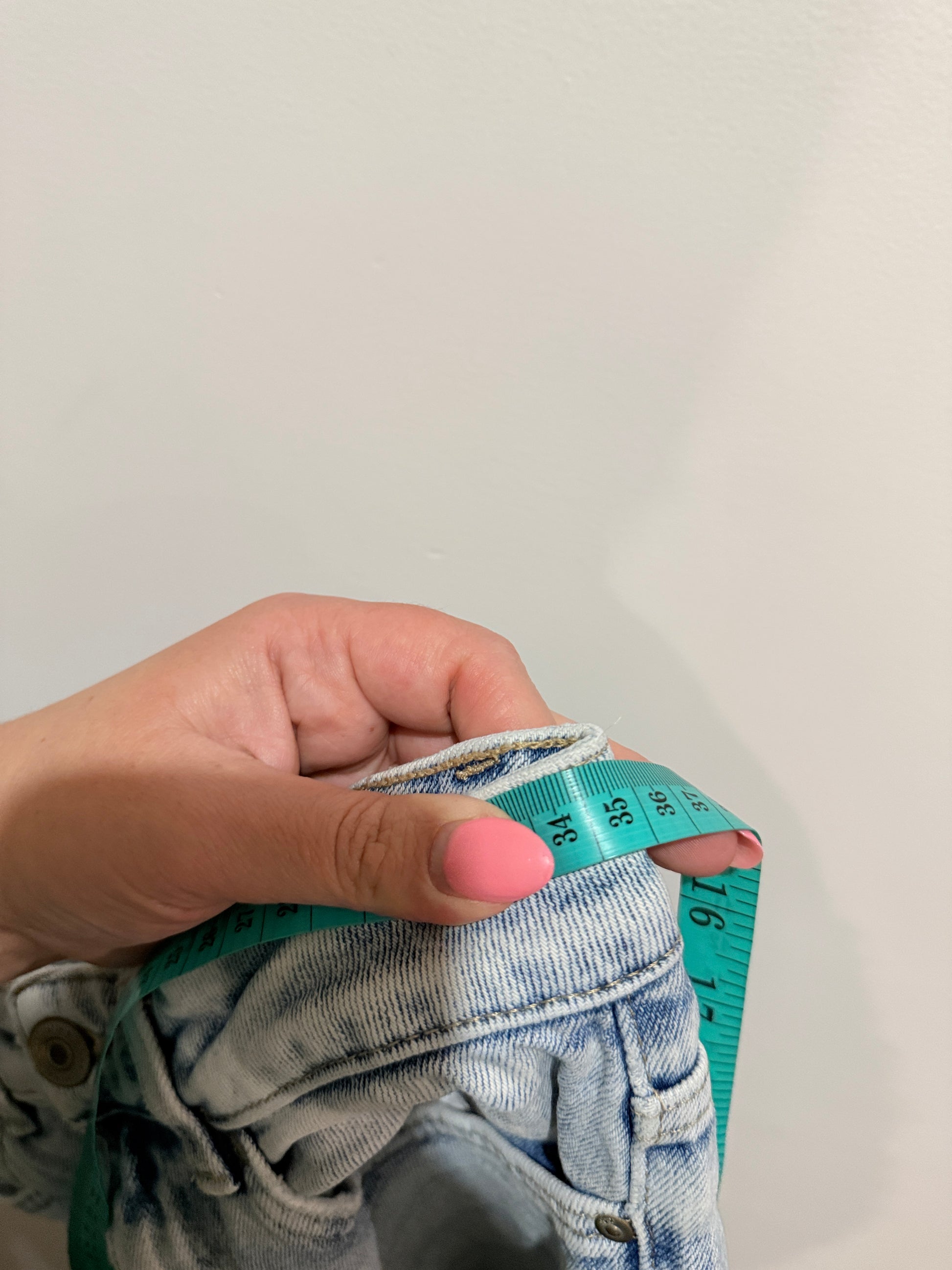 Brand Unknown High-waisted Mom Jeans Size Waist 70cm