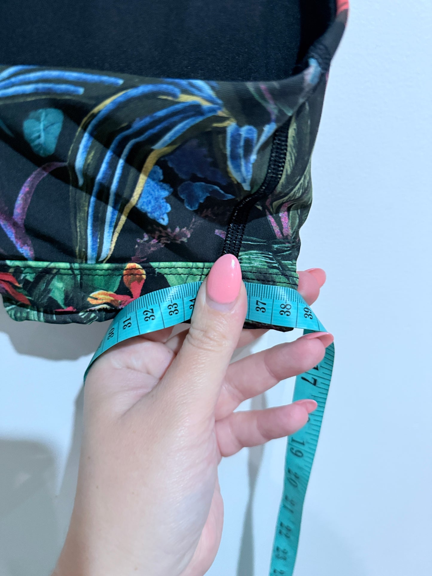 Brand Unknown Tropical-print Bikini Top Size U/Arm to U/Arm 38cm