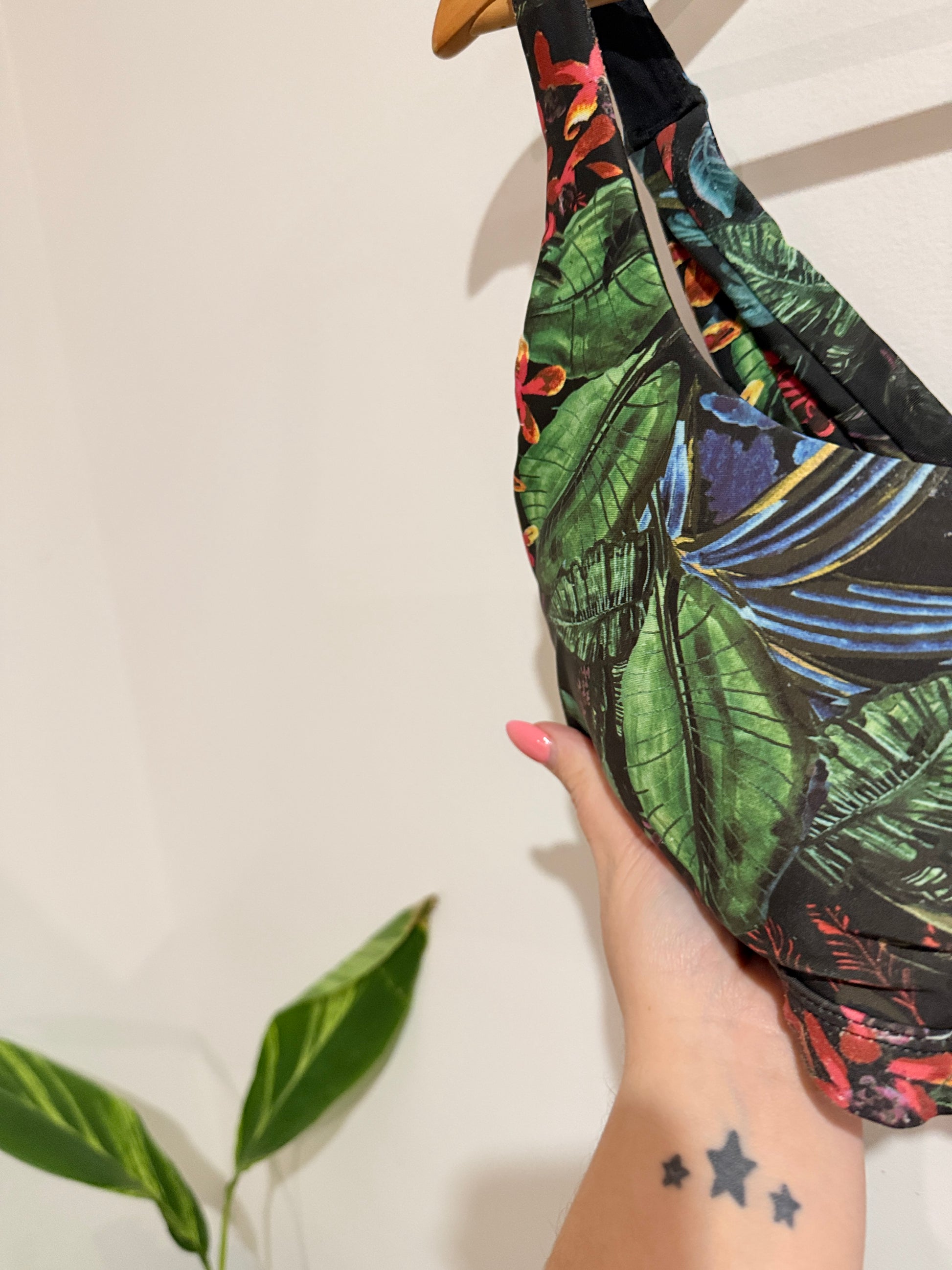 Brand Unknown Tropical-print Bikini Top Size U/Arm to U/Arm 38cm