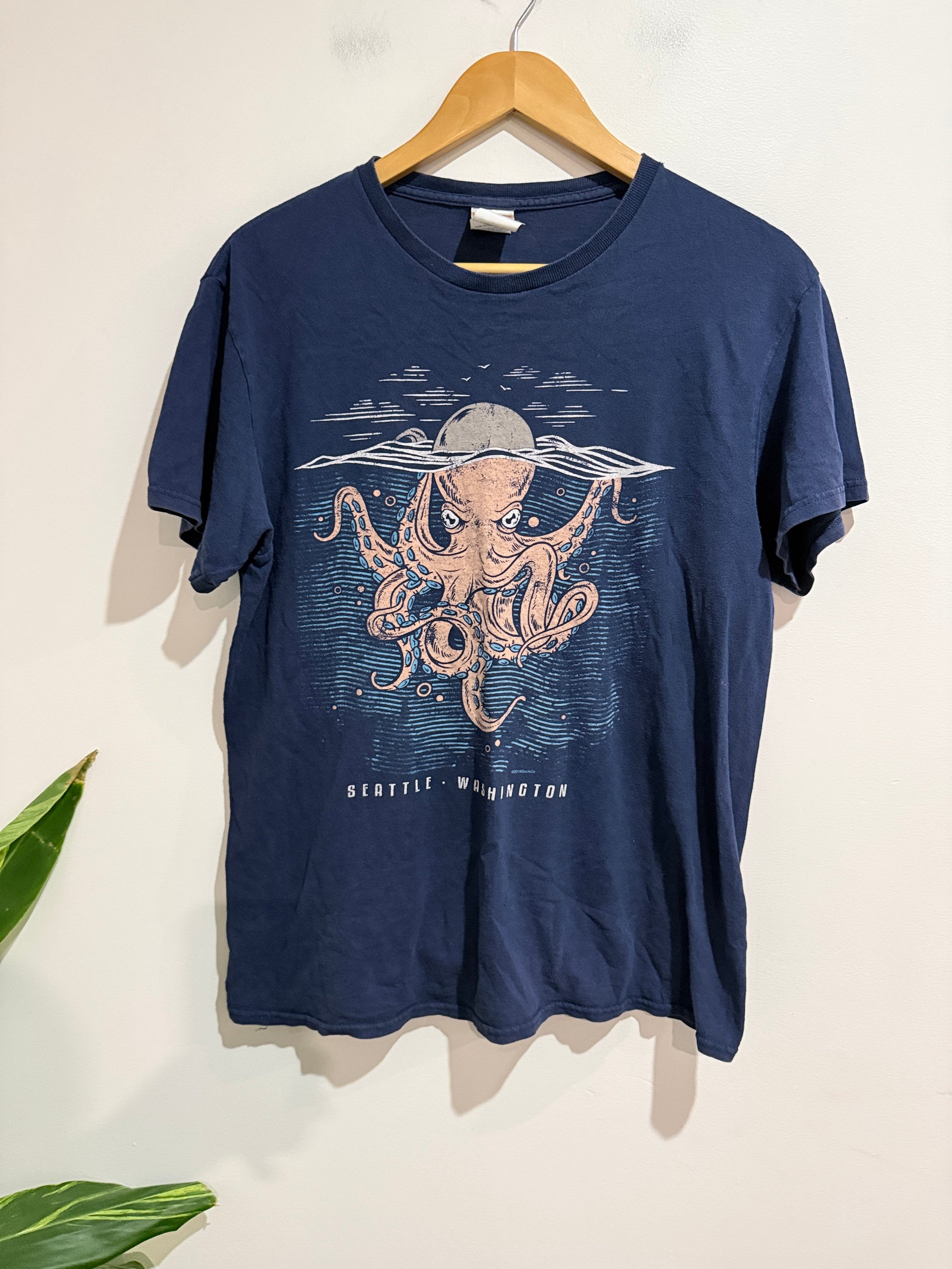 The Duck Co Graphic T-shirt Size M