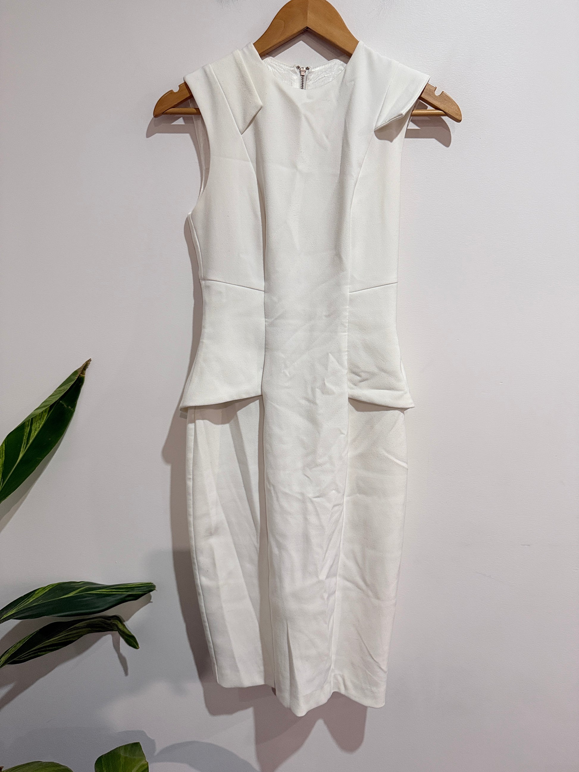 Cue Sleeveless Tailored Dress Size 6
