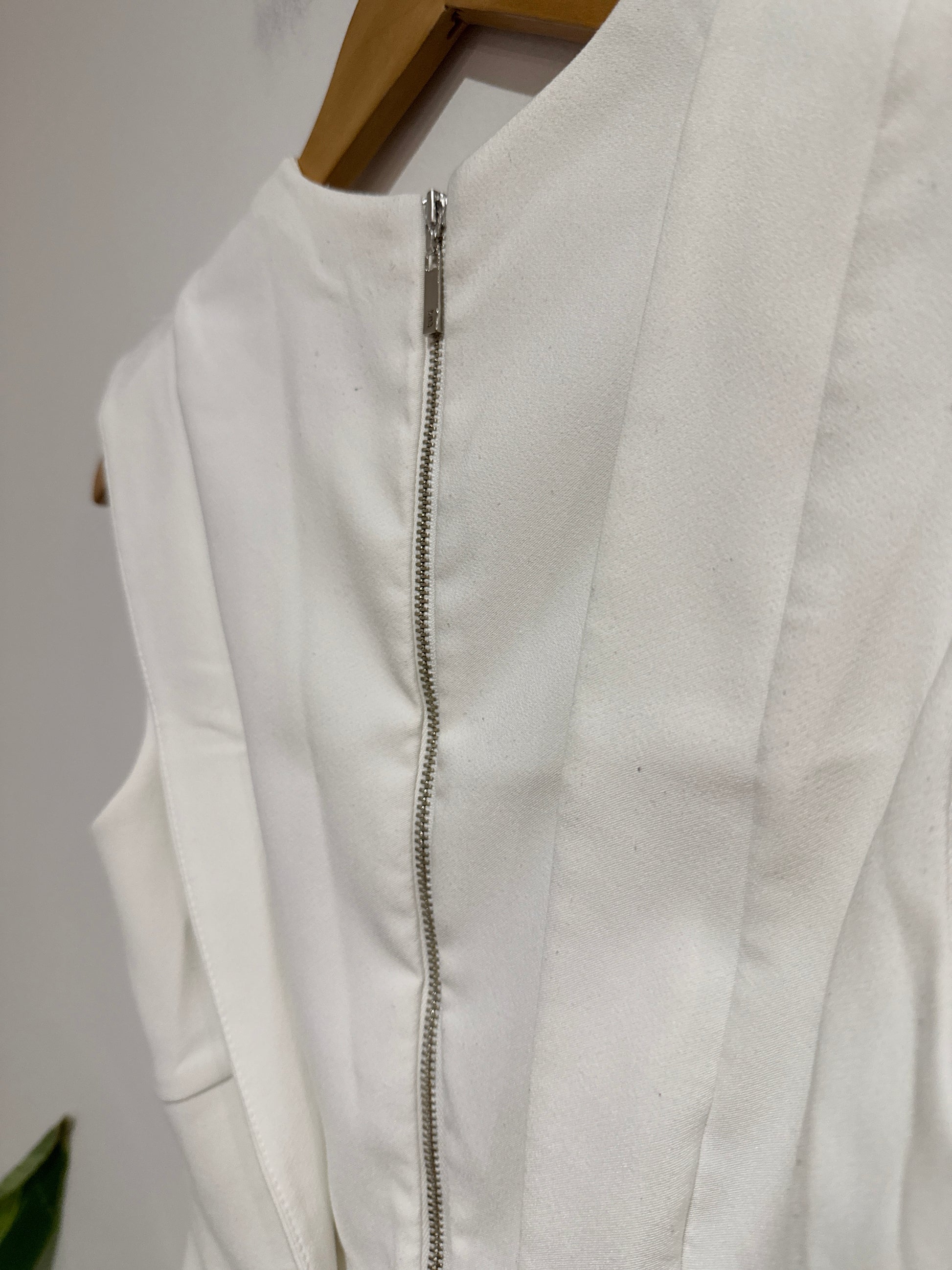 Cue Sleeveless Tailored Dress Size 6