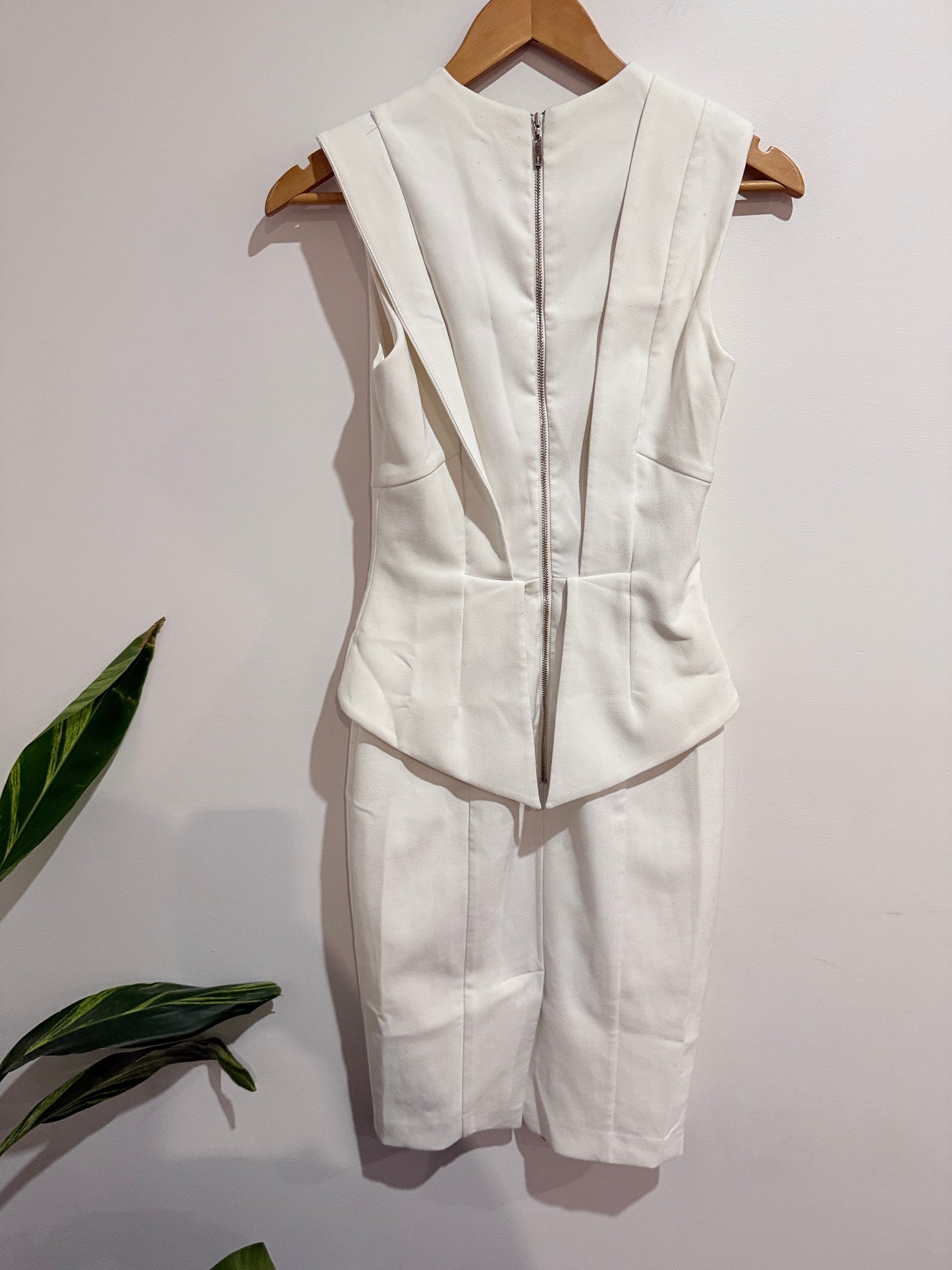 Cue Sleeveless Tailored Dress Size 6