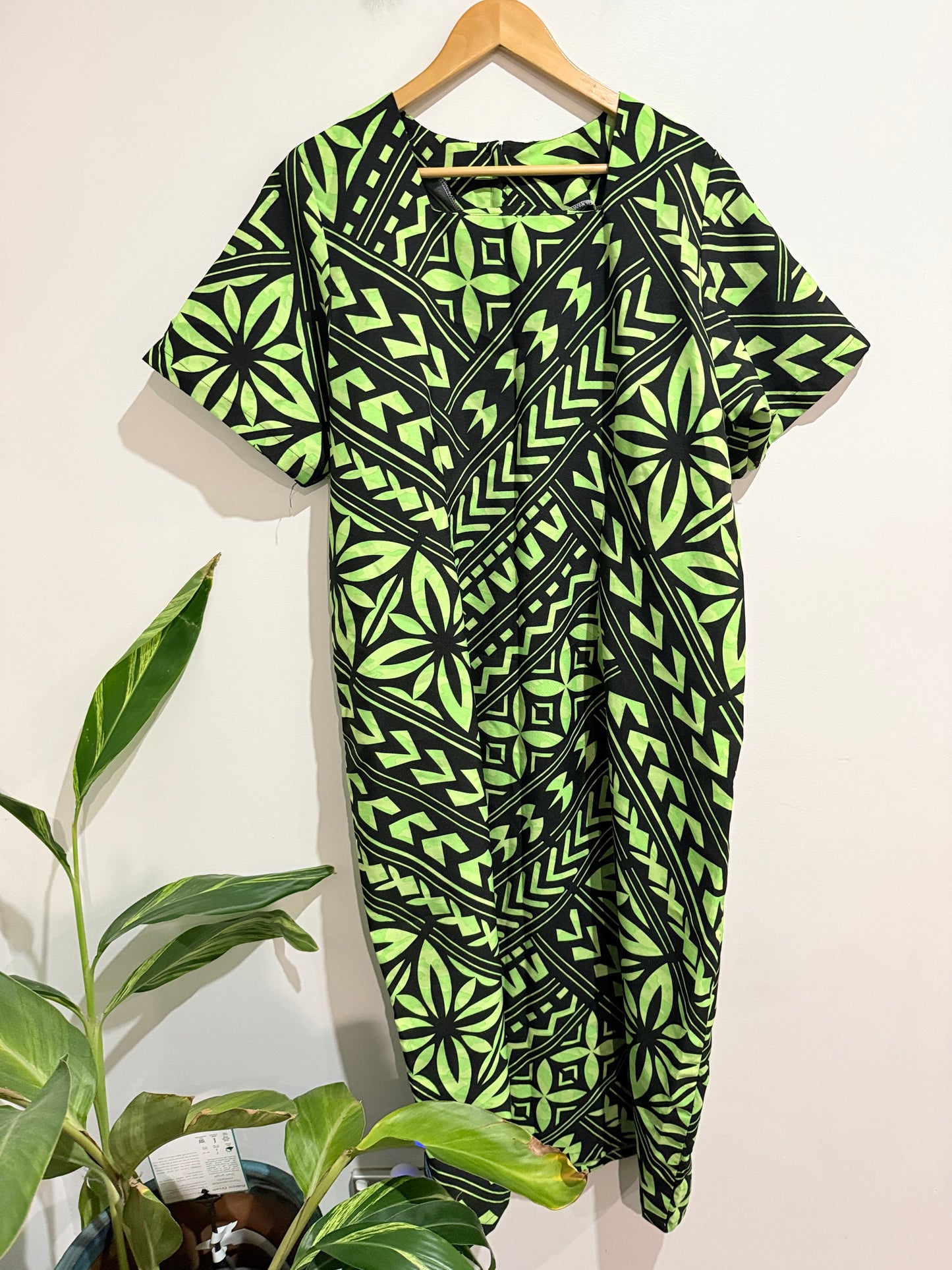 Polynesian-style Dress Size U/Arm to U/Arm 61cm