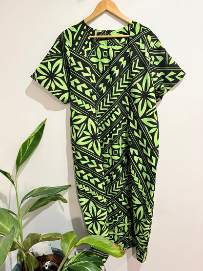 Polynesian-style Dress Size U/Arm to U/Arm 61cm