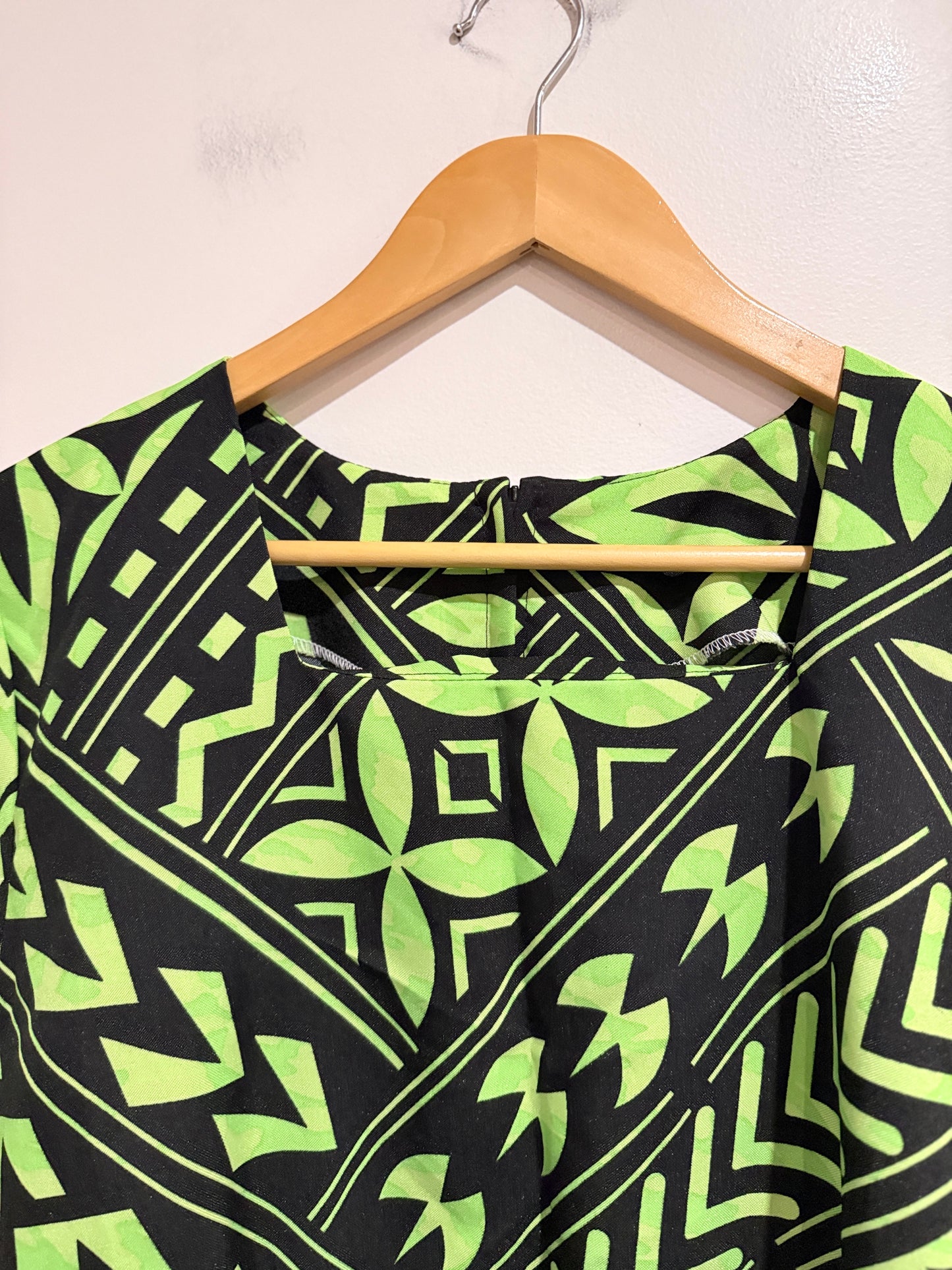 Polynesian-style Dress Size U/Arm to U/Arm 61cm