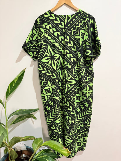 Polynesian-style Dress Size U/Arm to U/Arm 61cm