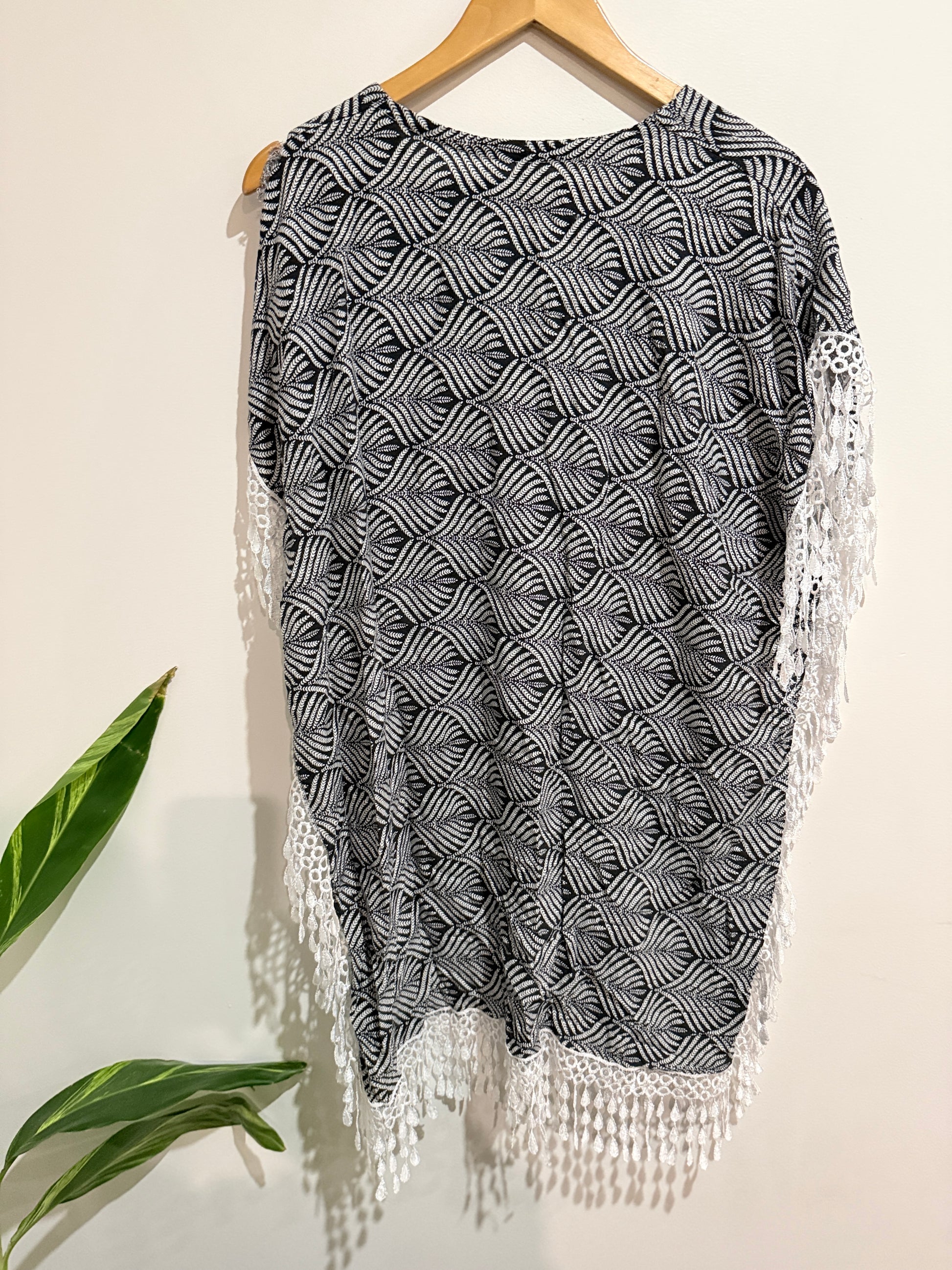 Brand Unknown Poncho Top Size U/Arm to U/Arm 64cm
