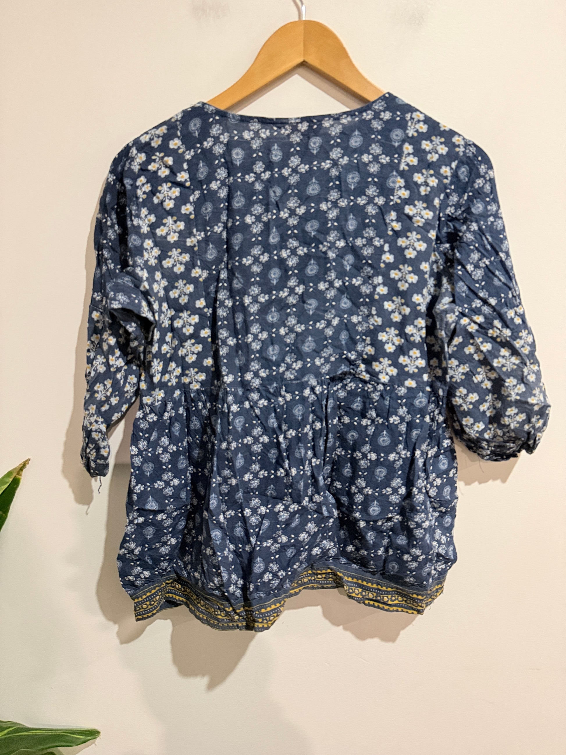 Pink Almirar Printed V-neck Top Size L