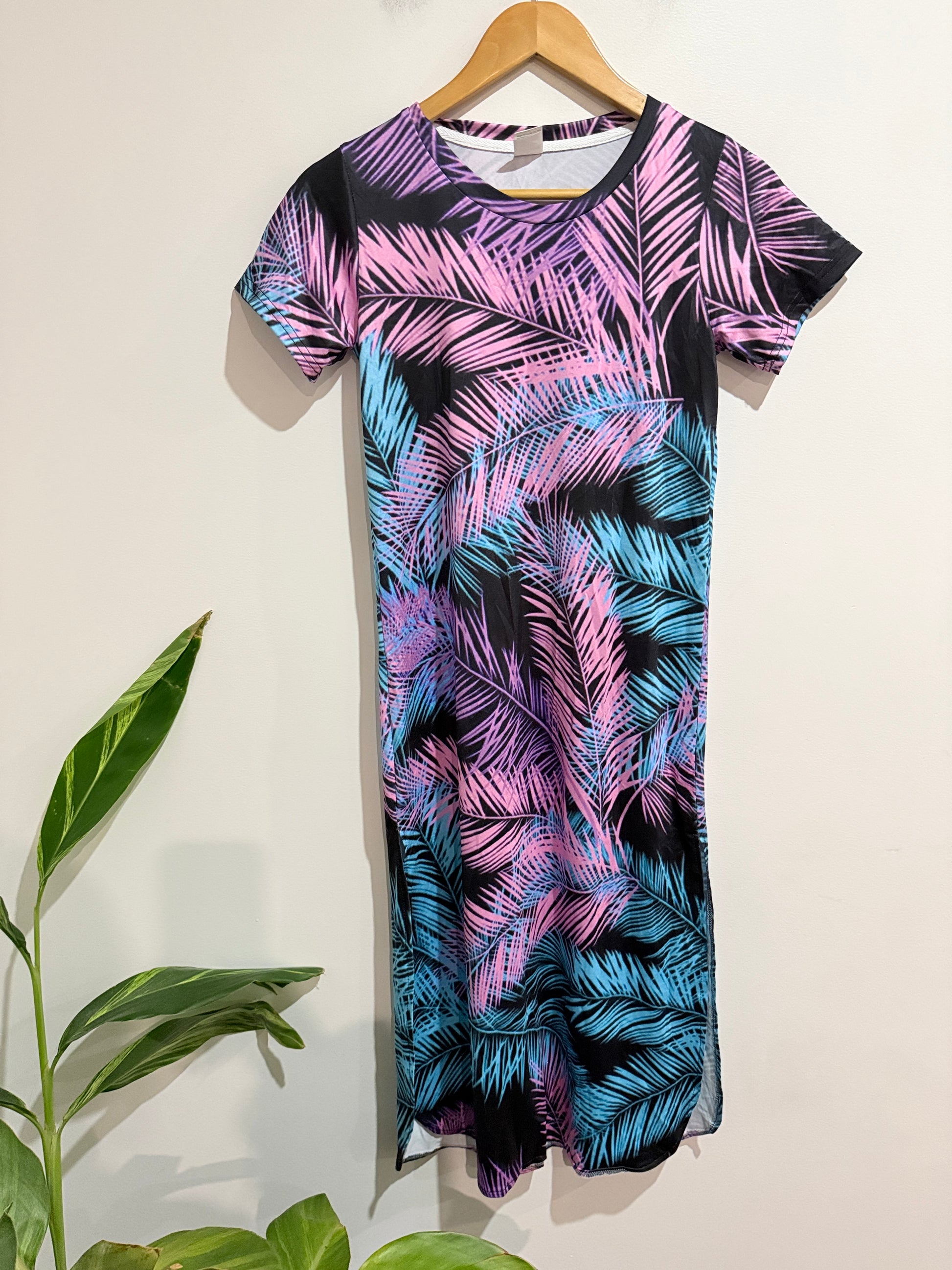 Brand Unknown Palm Leaf Pattern T-shirt Dress Size 140 | U/Arm to U/Arm 40cm