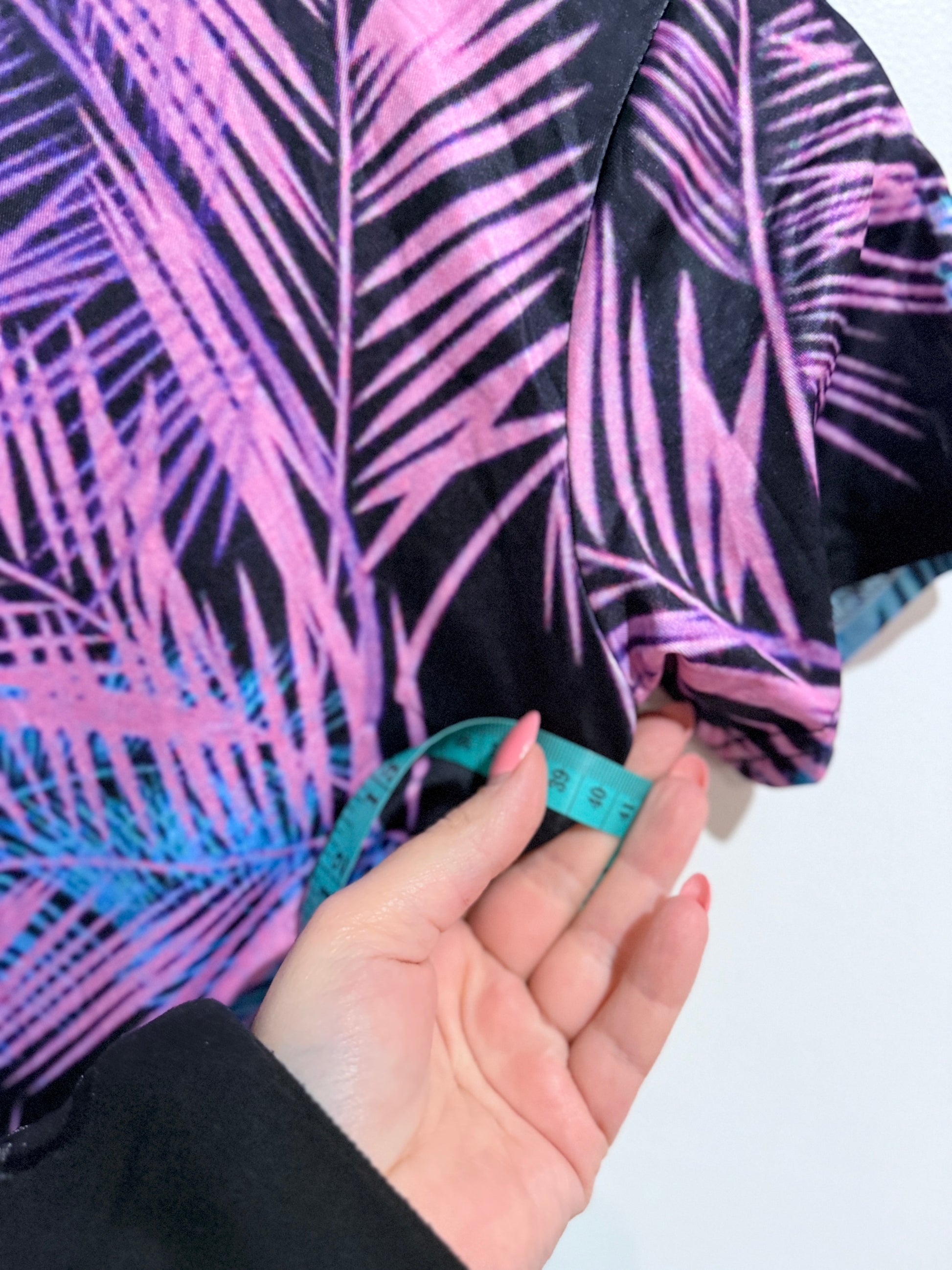 Brand Unknown Palm Leaf Pattern T-shirt Dress Size 140 | U/Arm to U/Arm 40cm