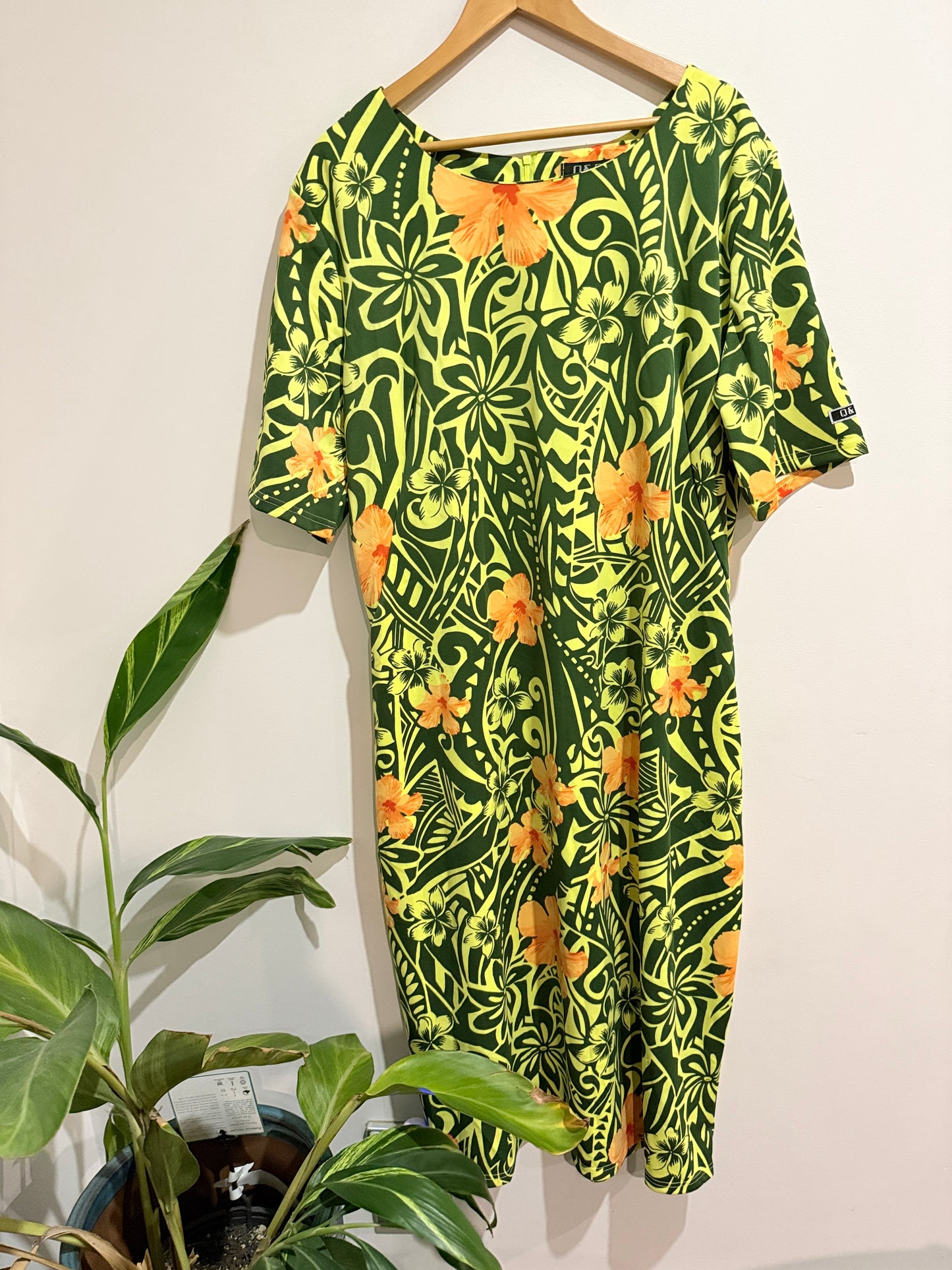 Q & F Polynesian-style Maxi Dress Size 24 | U/Arm to U/Arm 63cm