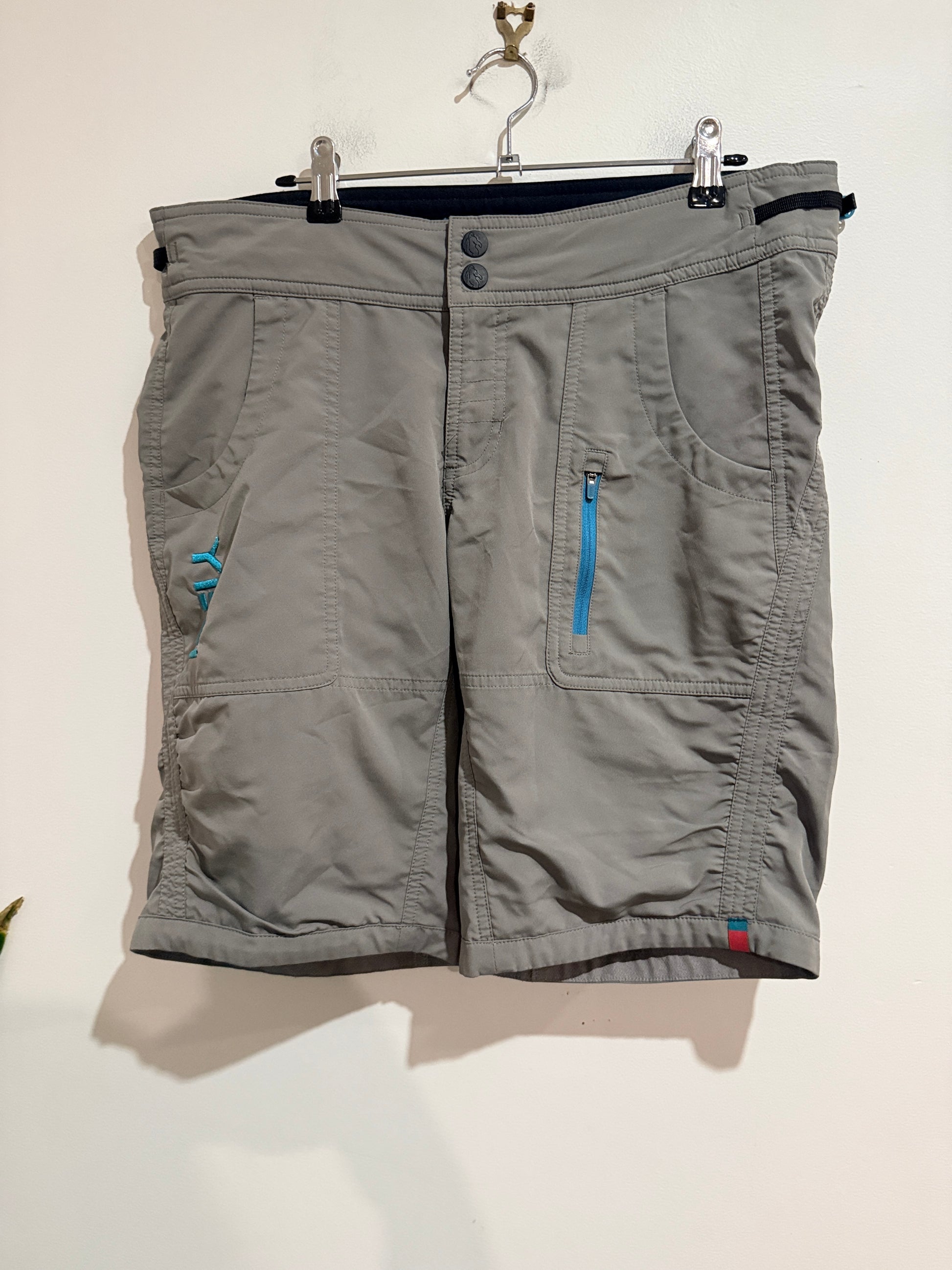 Yeti Bike Shorts Size L