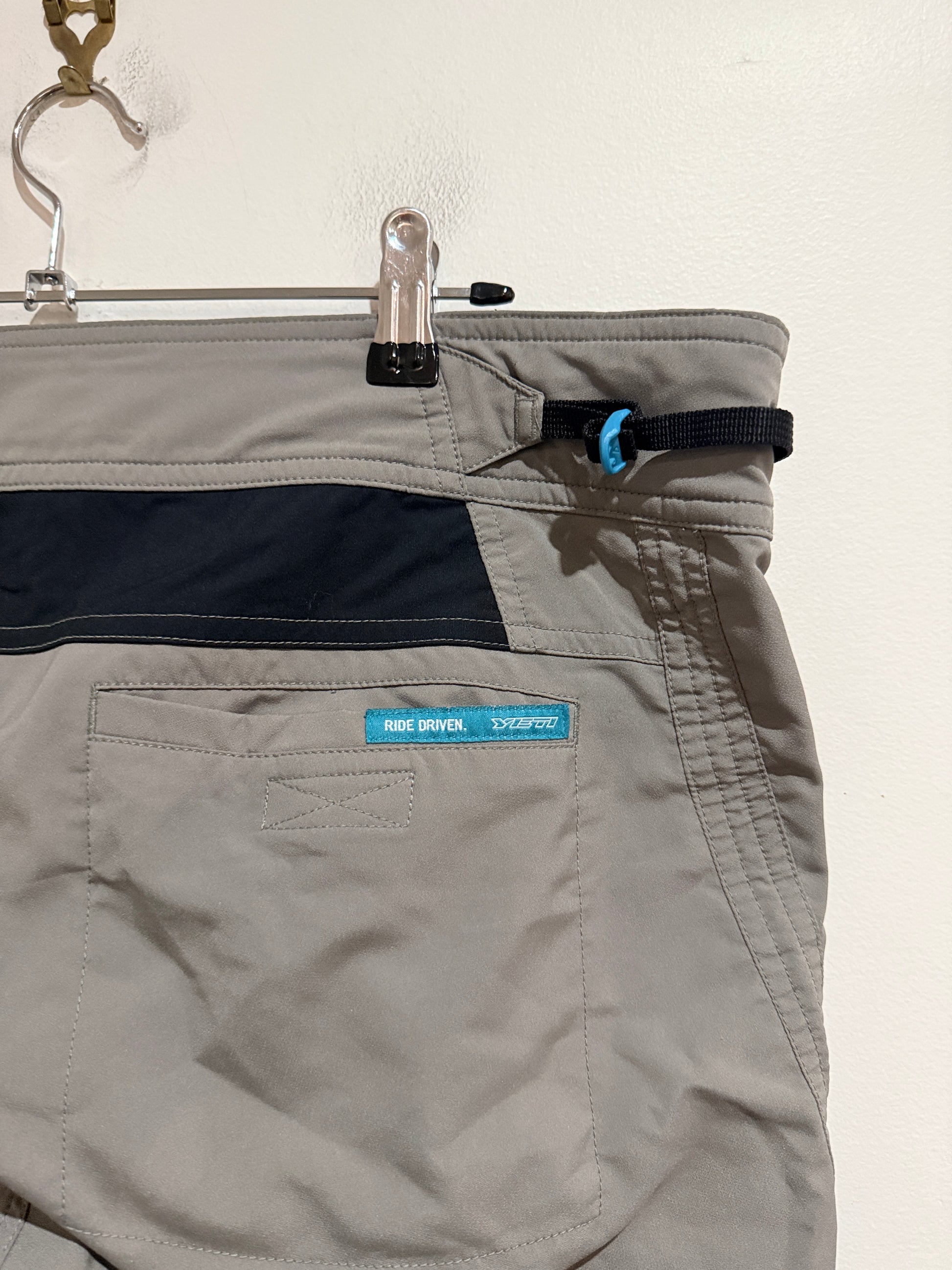 Yeti Bike Shorts Size L