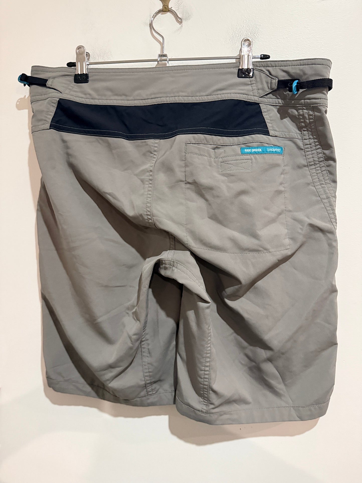 Yeti Bike Shorts Size L