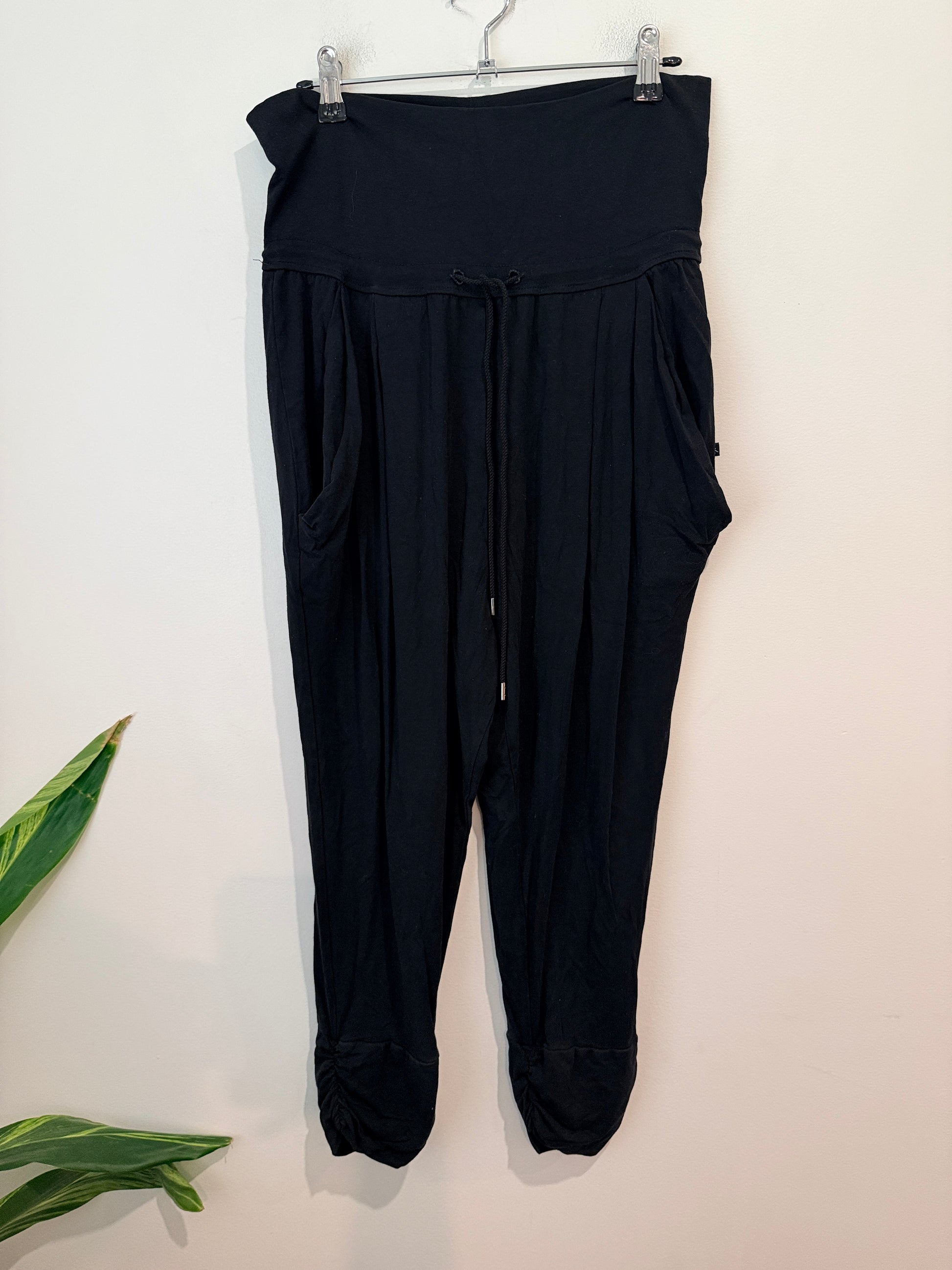 Moochi (NZ Made) Yoga Pants Size M
