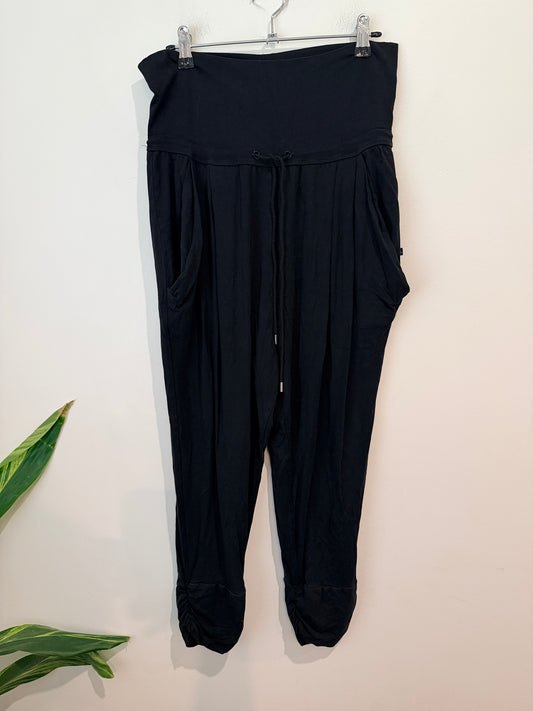 Moochi (NZ Made) Yoga Pants Size M