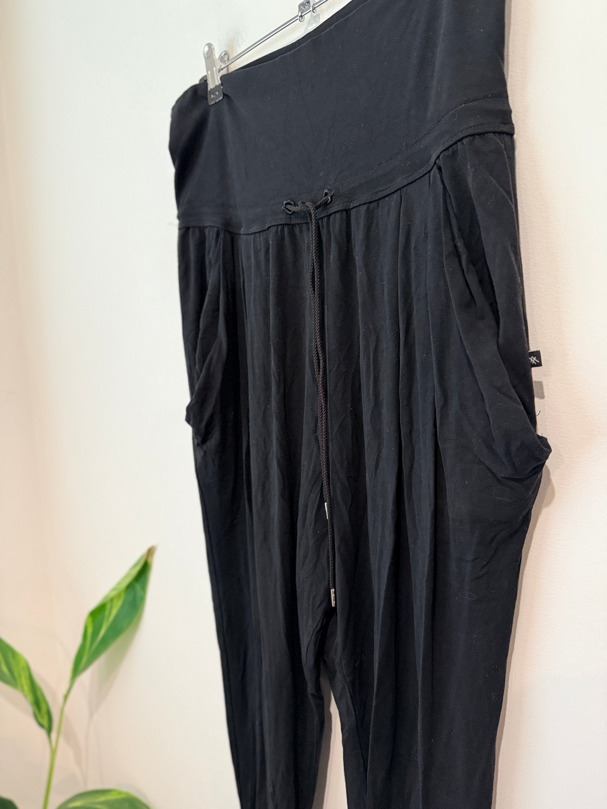 Moochi (NZ Made) Yoga Pants Size M