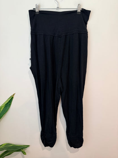 Moochi (NZ Made) Yoga Pants Size M