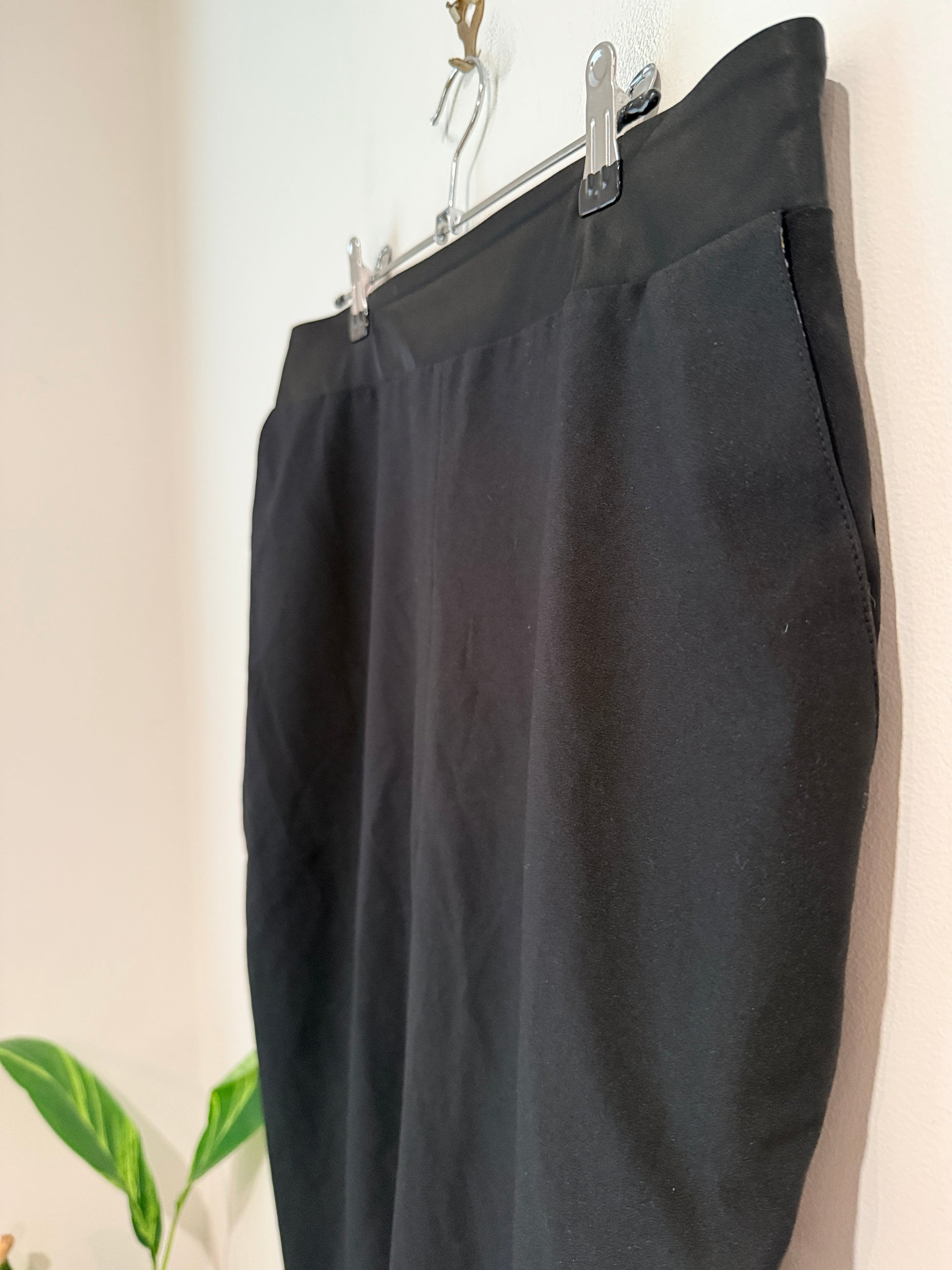 World (NZ Made) Midi Skirt Size M