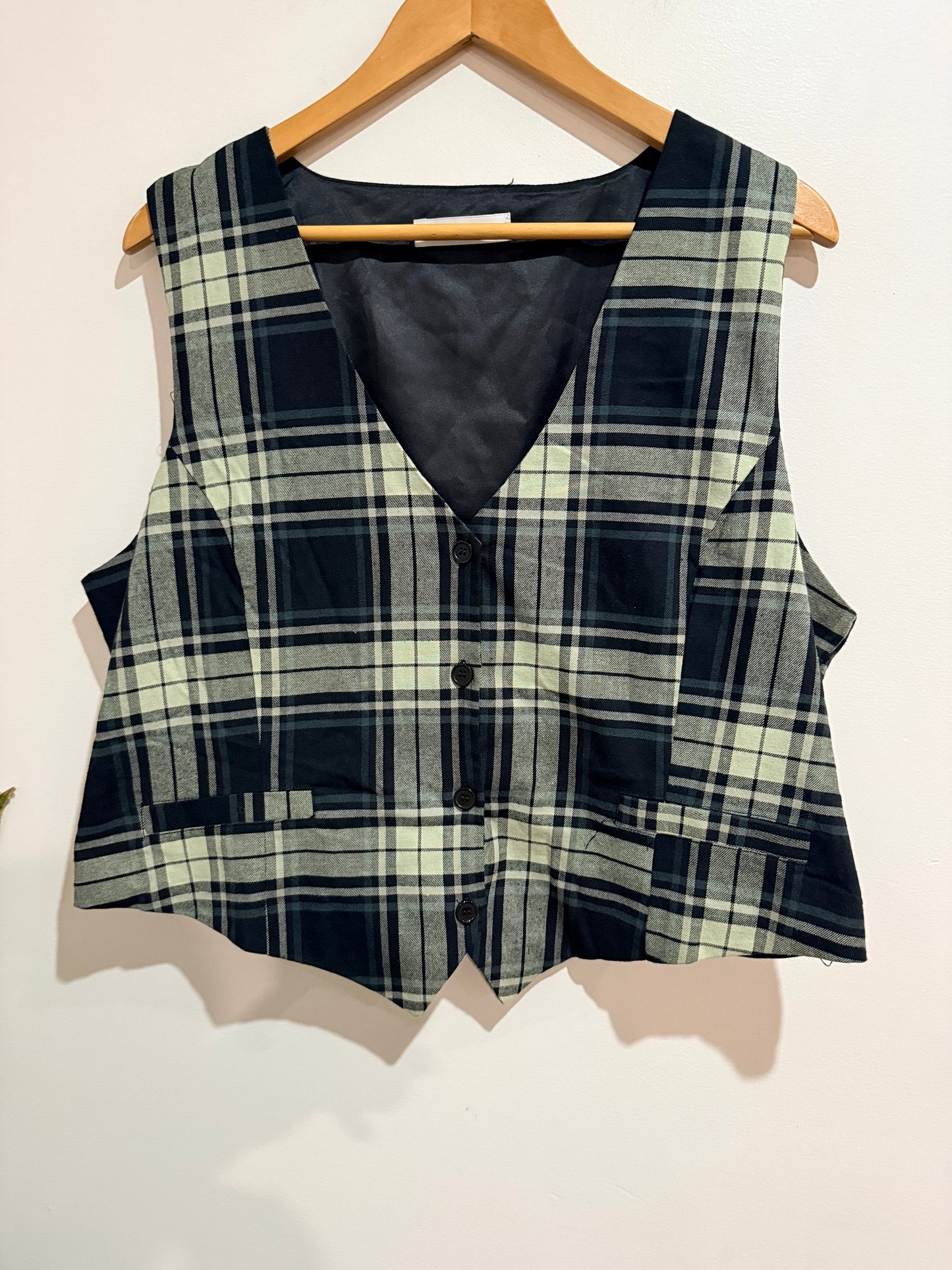 Black Friday Black Friday Black & Grey Plaid Button Front Vest - Size 18 Size 18