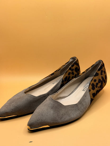 Tehen Shunhde Grey Leopard-Print Pointed-Toe Flats – 27cm point to heel