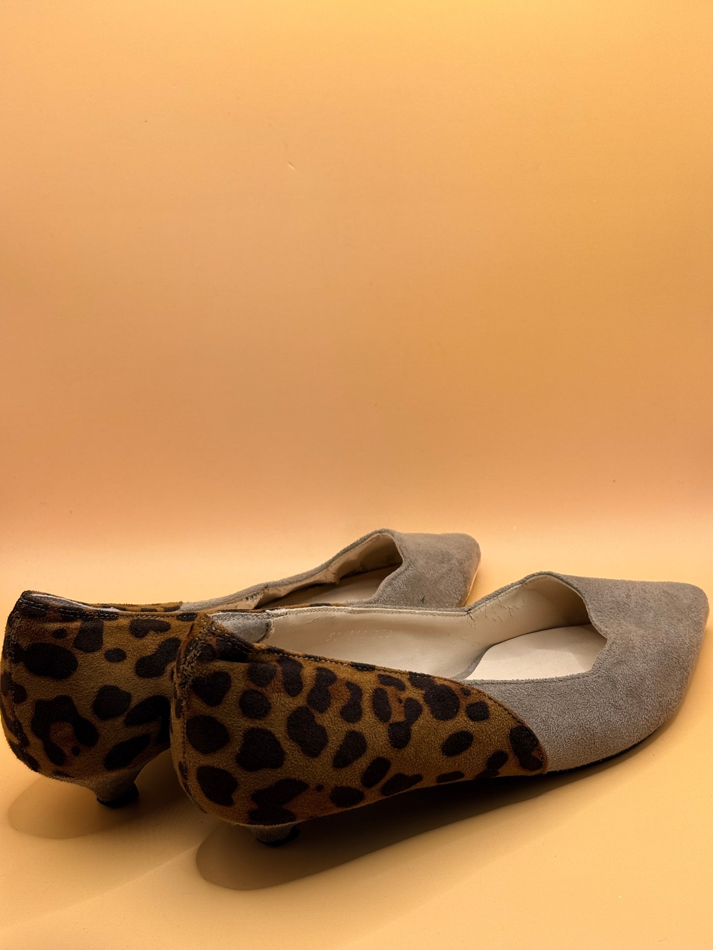 Tehen Shunhde Grey Leopard-Print Pointed-Toe Flats – 27cm point to heel