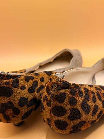 Tehen Shunhde Grey Leopard-Print Pointed-Toe Flats – 27cm point to heel