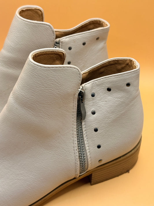 Sakura Madrid White Studded Ankle Boots – Size 9