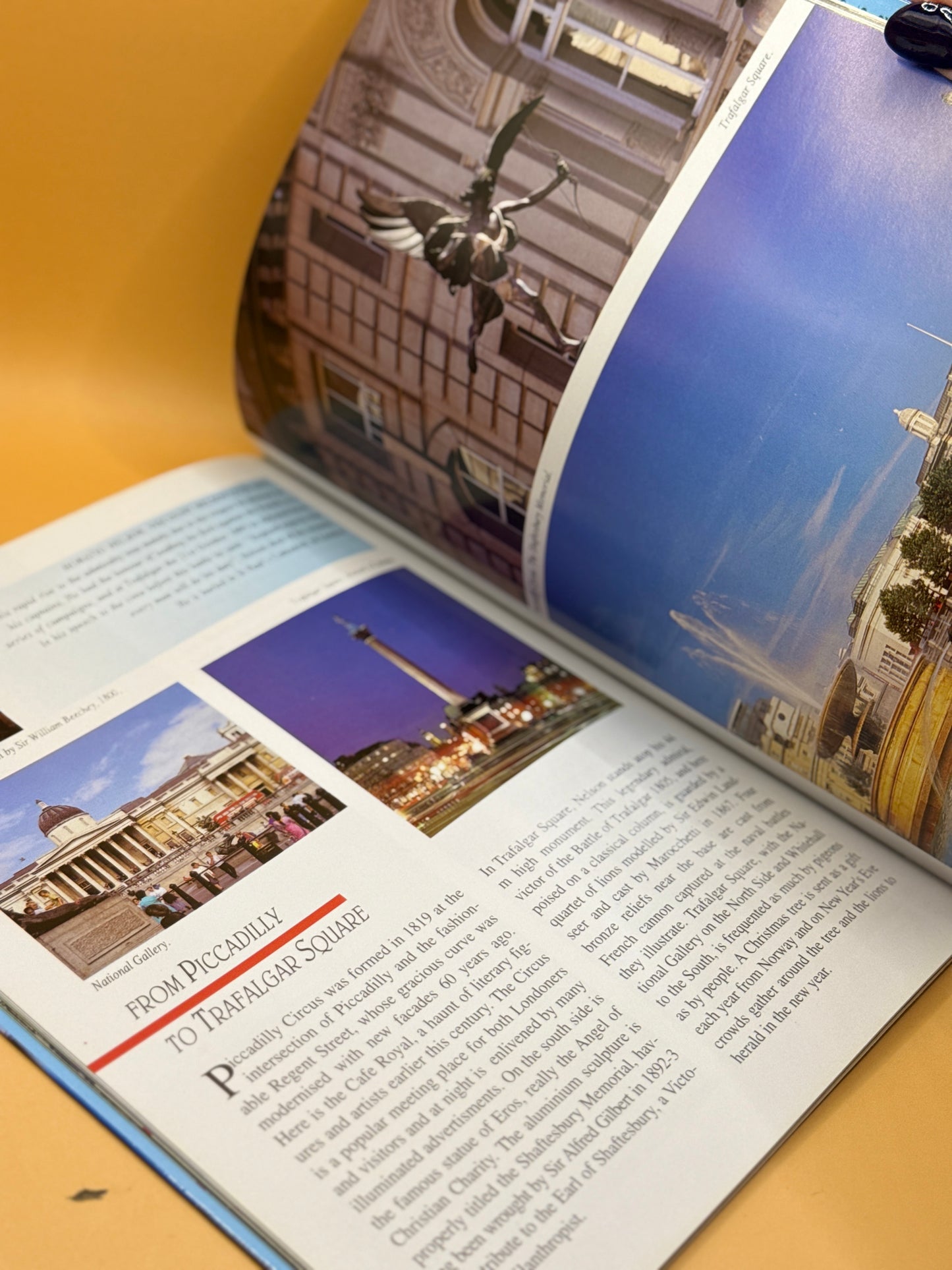 London: 161 Colour Illustrations and Map of Central London by Anne Hill
