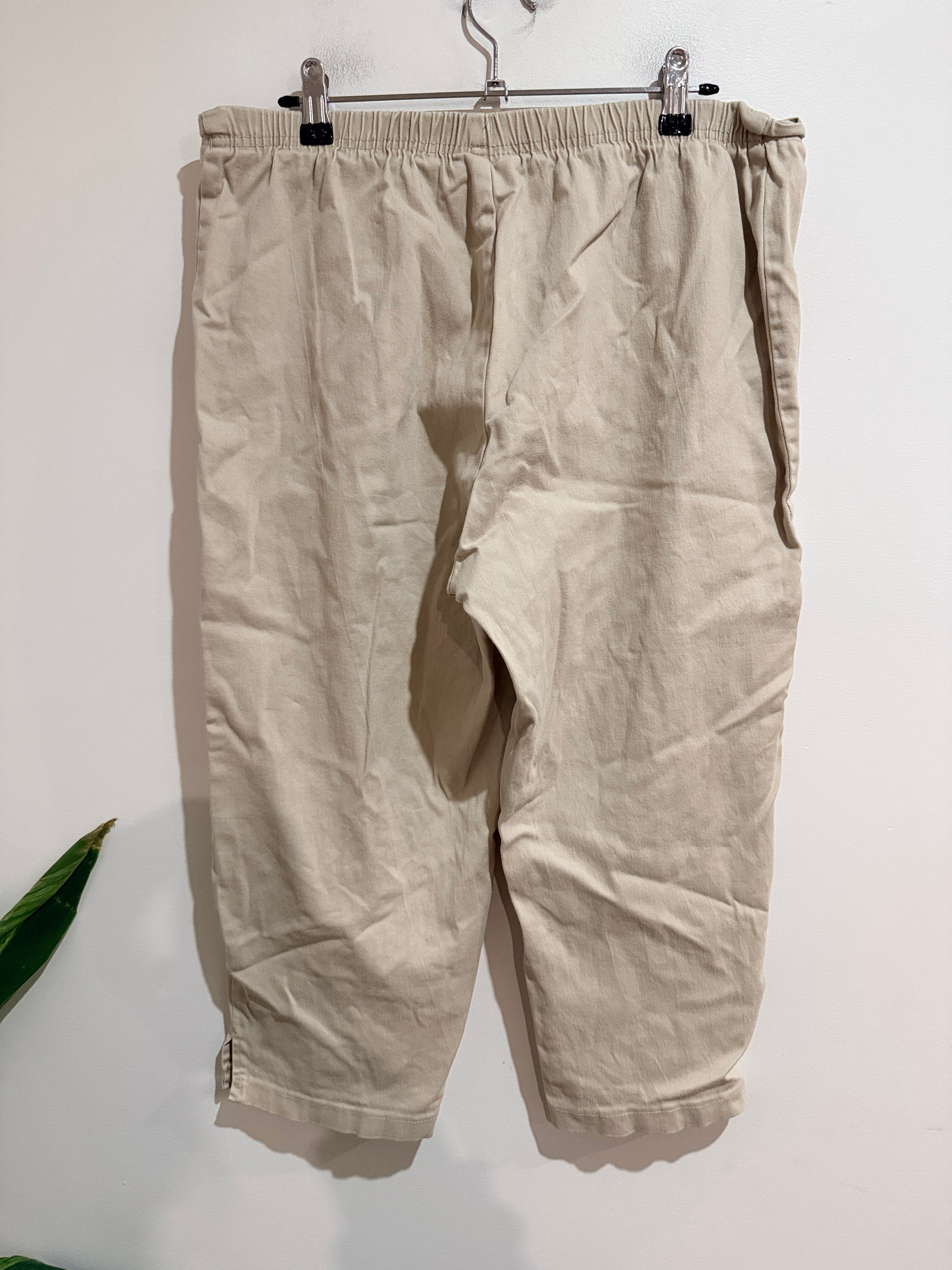 Maya Capri Pants Size L