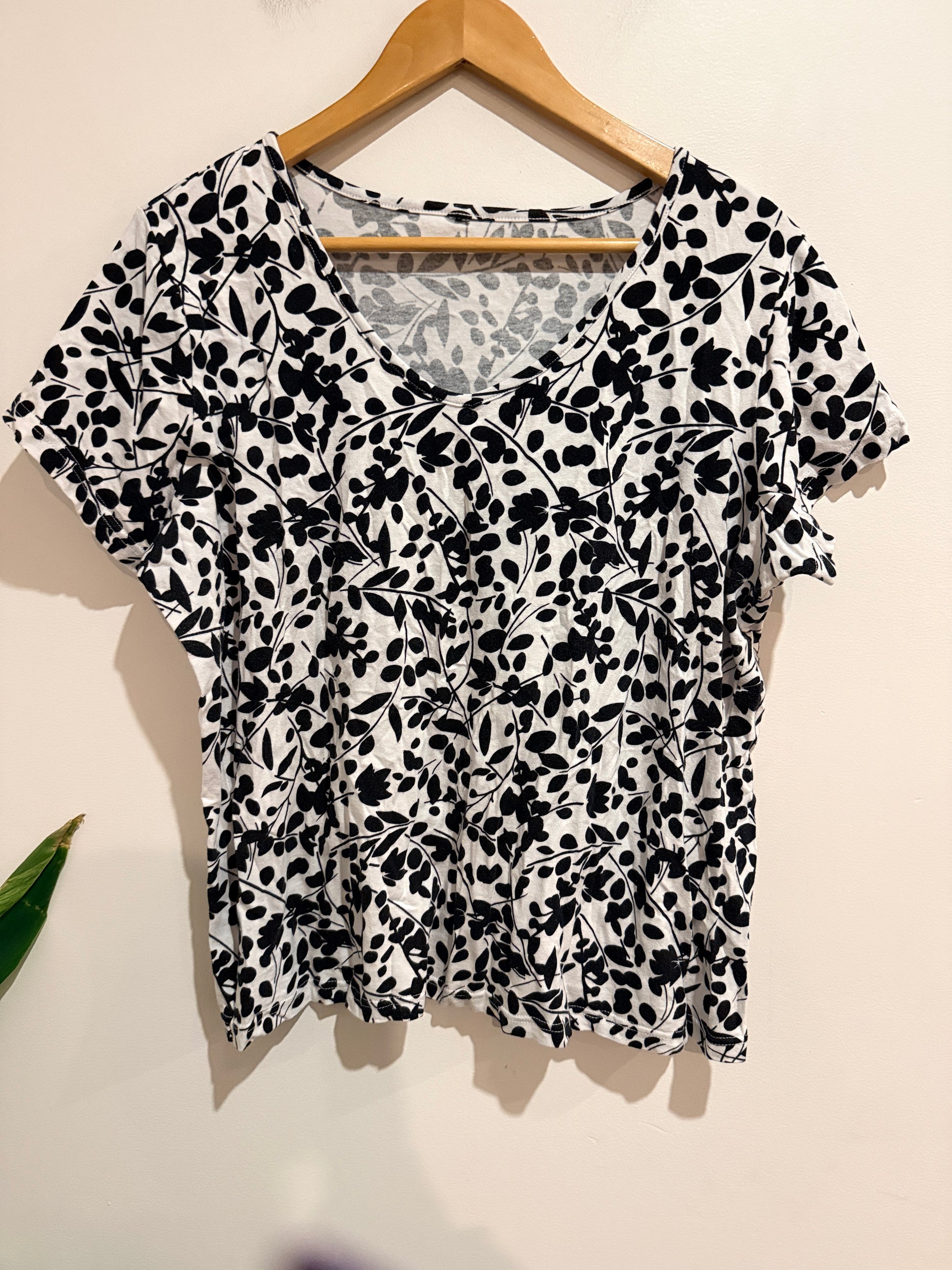 Brand Unknown Floral Leaf Print Top Black/White Size 57.5cm pit to pit