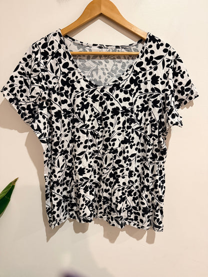 Brand Unknown Floral Leaf Print Top Black/White Size 57.5cm pit to pit