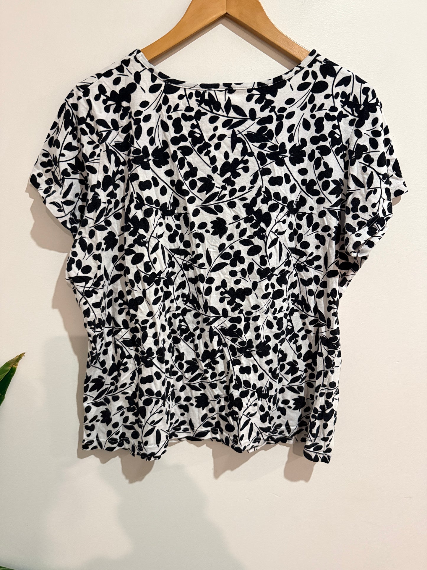 Brand Unknown Floral Leaf Print Top Black/White Size 57.5cm pit to pit