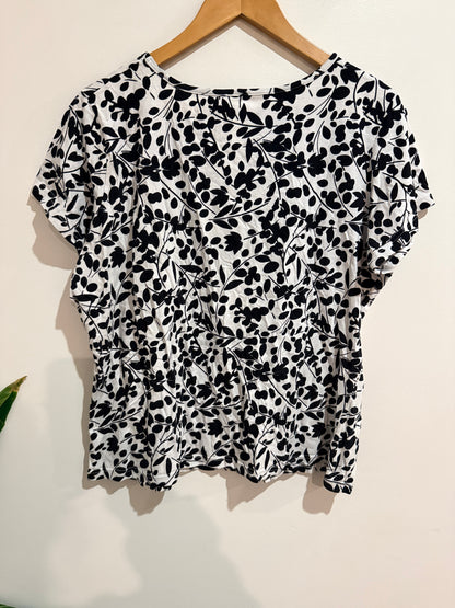 Brand Unknown Floral Leaf Print Top Black/White Size 57.5cm pit to pit