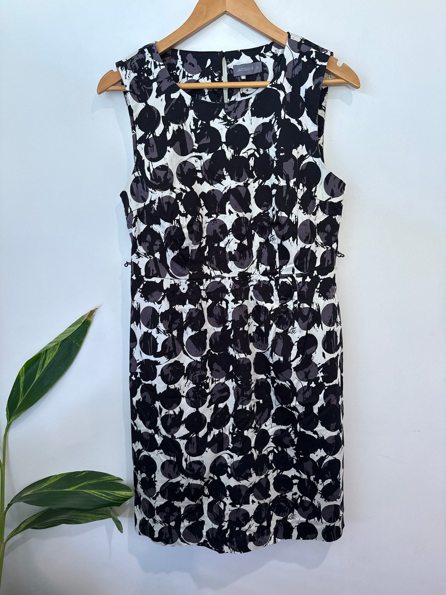 Jacqui.e Sleeveless Shift Dress Size 12