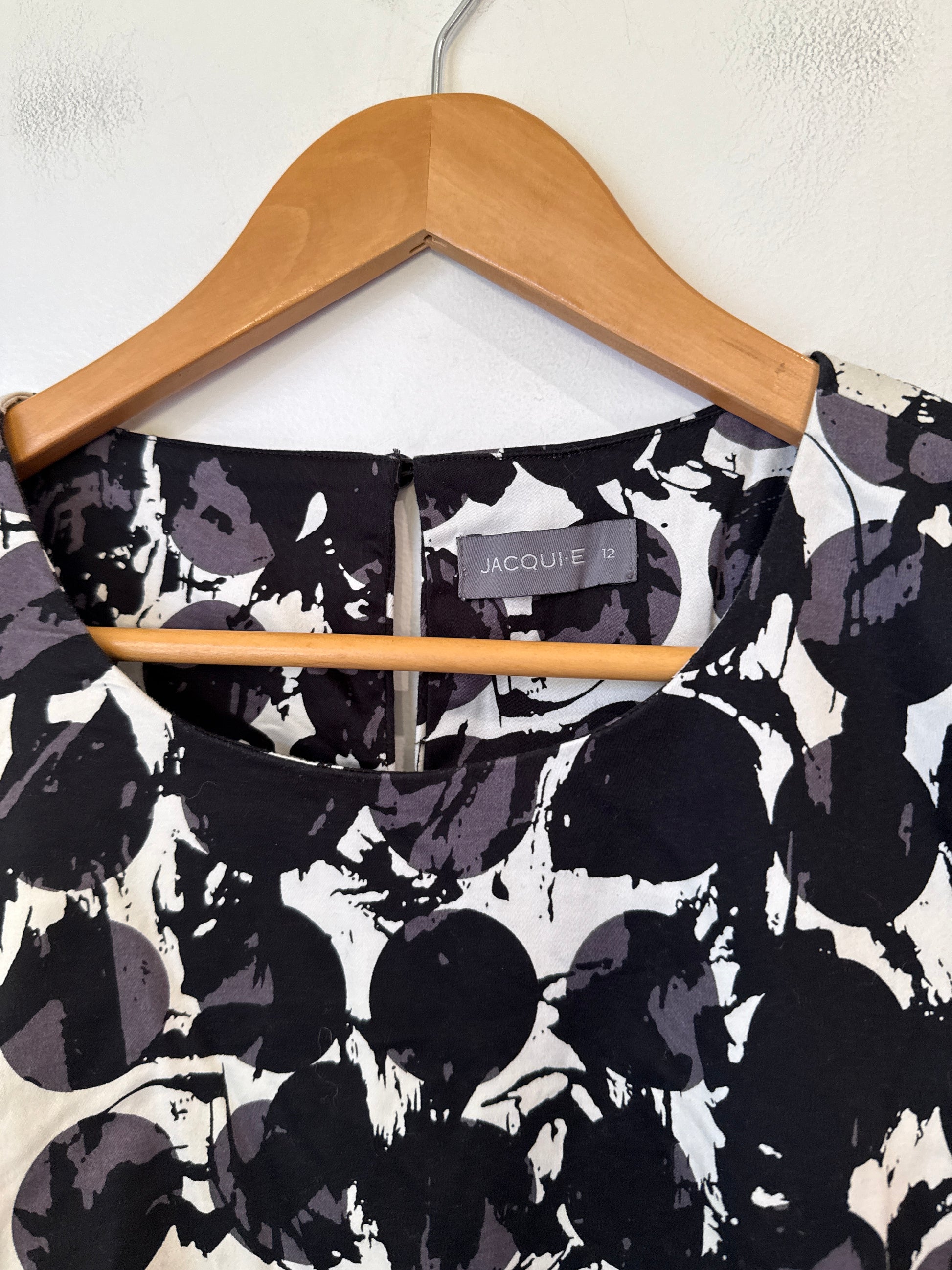 Jacqui.e Sleeveless Shift Dress Size 12