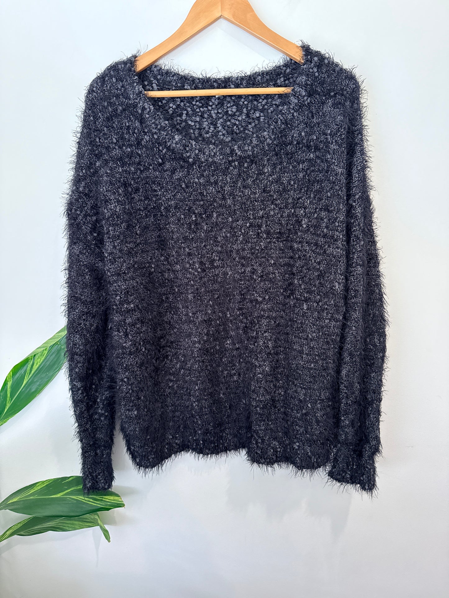 Brand Unknown Fuzzy Pullover Sweater Size U/Arm to U/Arm 62cm