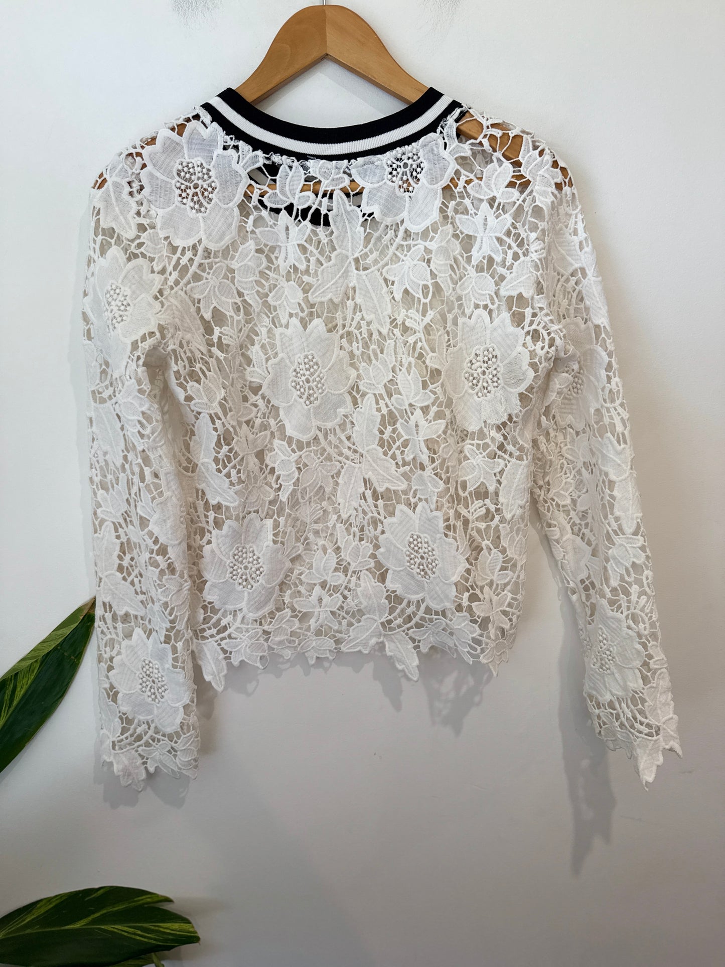 Brand Unknown Lace Sweatshirt Size U/Arm to U/Arm 46cm
