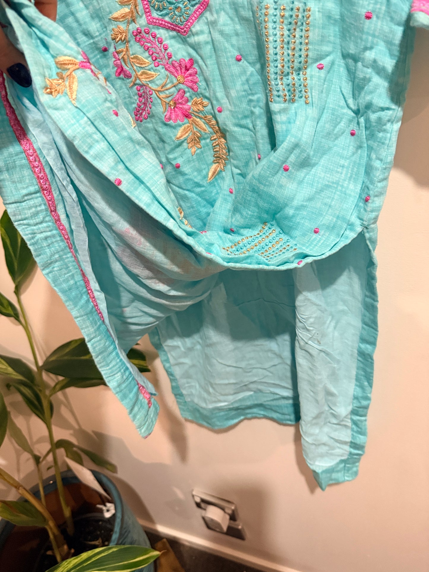 Brand Unknown Embroidered Kurta Tunic Size U/arm to U/arm 48cm