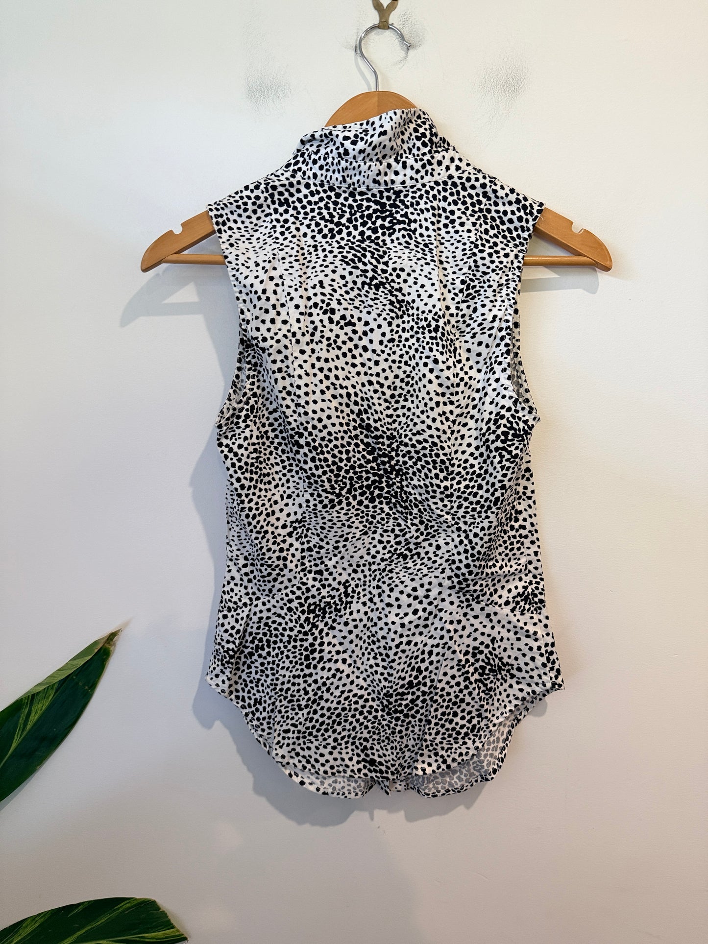 Cue Sleeveless Button-up Shirt Spotted Print Size 8