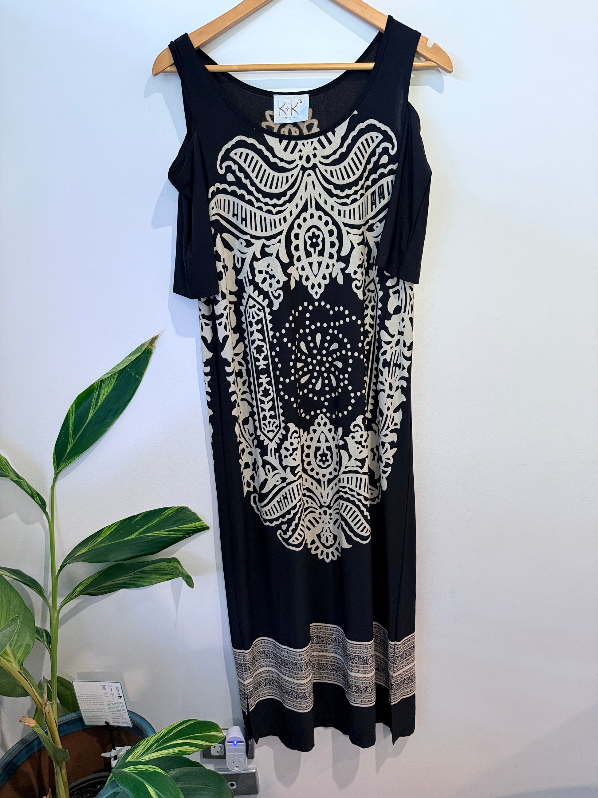 K&K Cold Shoulder Maxi Dress Paisley Print Size S (U/arm to U/arm 47.5)