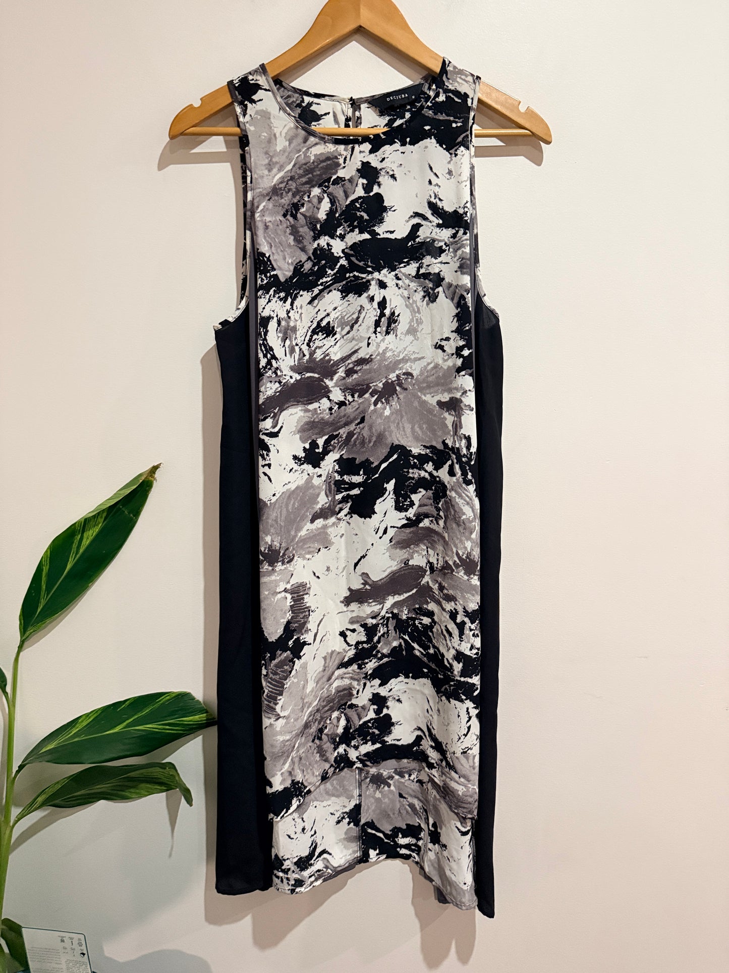Decjuba Sleeveless Dress Size M