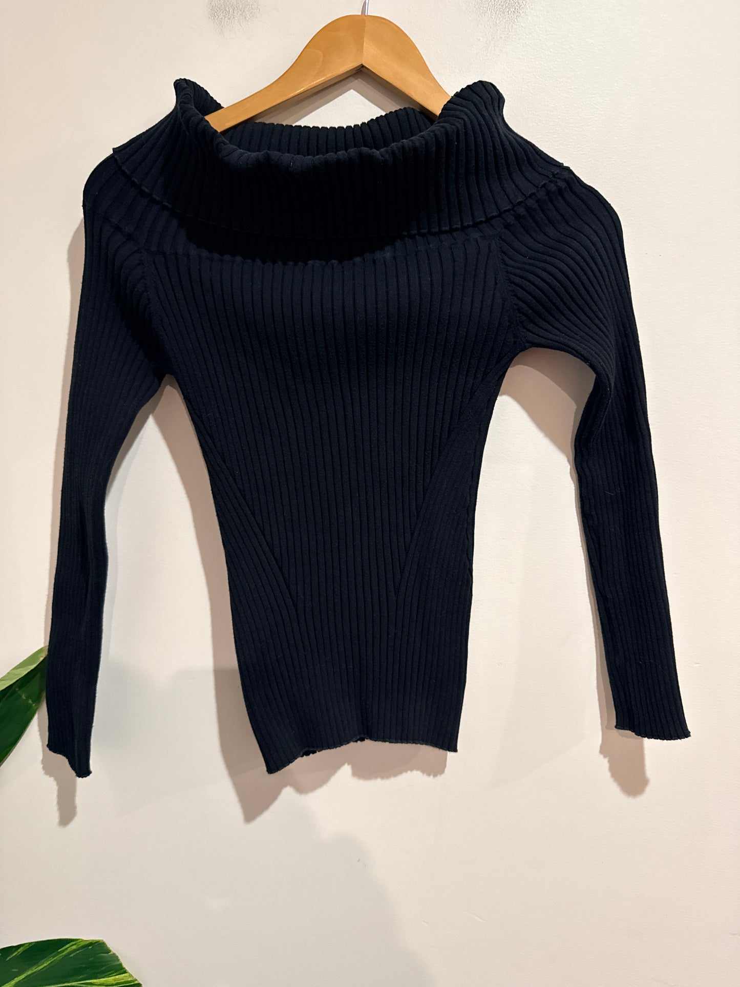 Decjuba Ribbed Sweater Size M | U/Arm to U/Arm 31cm