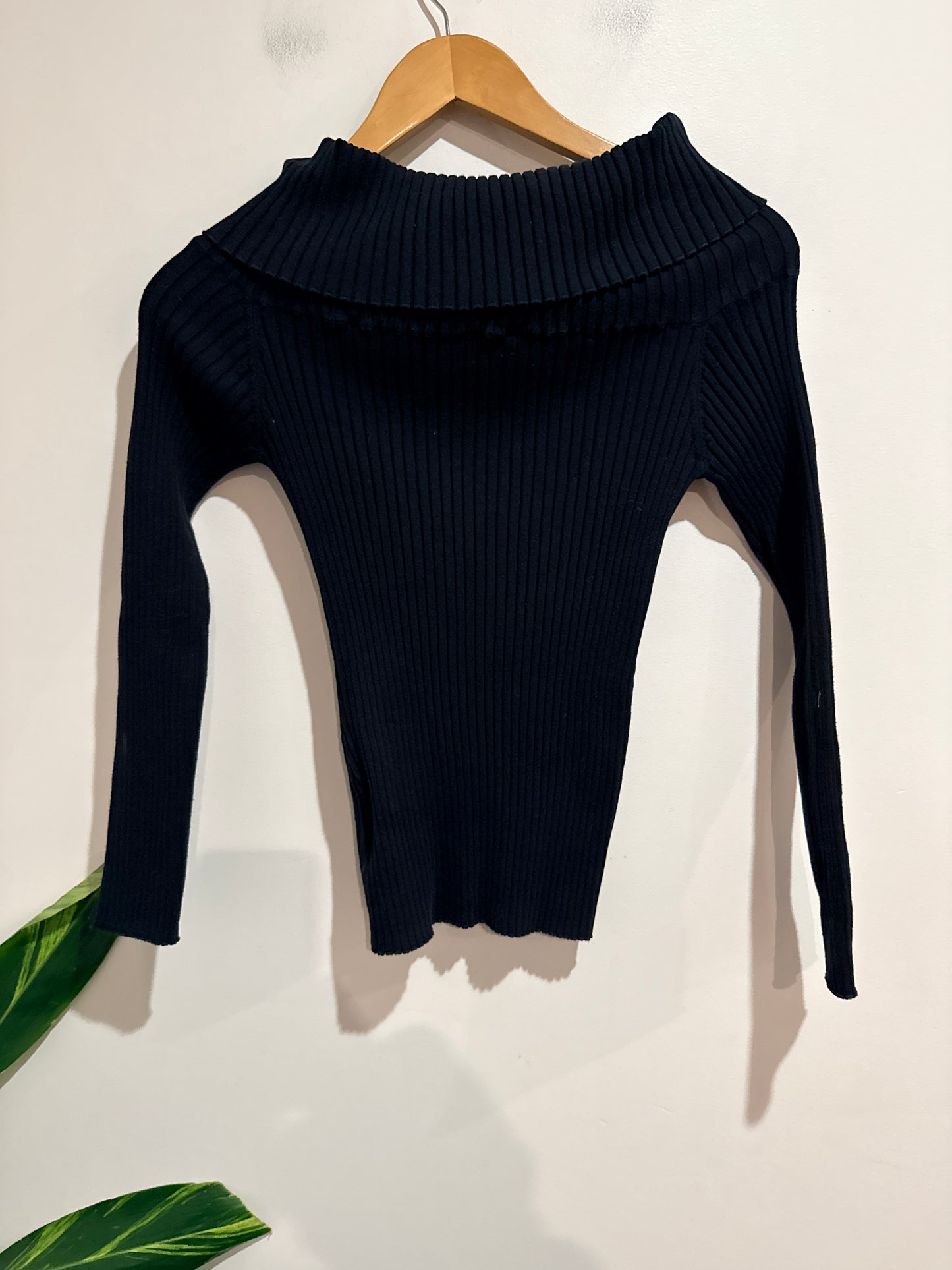 Decjuba Ribbed Sweater Size M | U/Arm to U/Arm 31cm